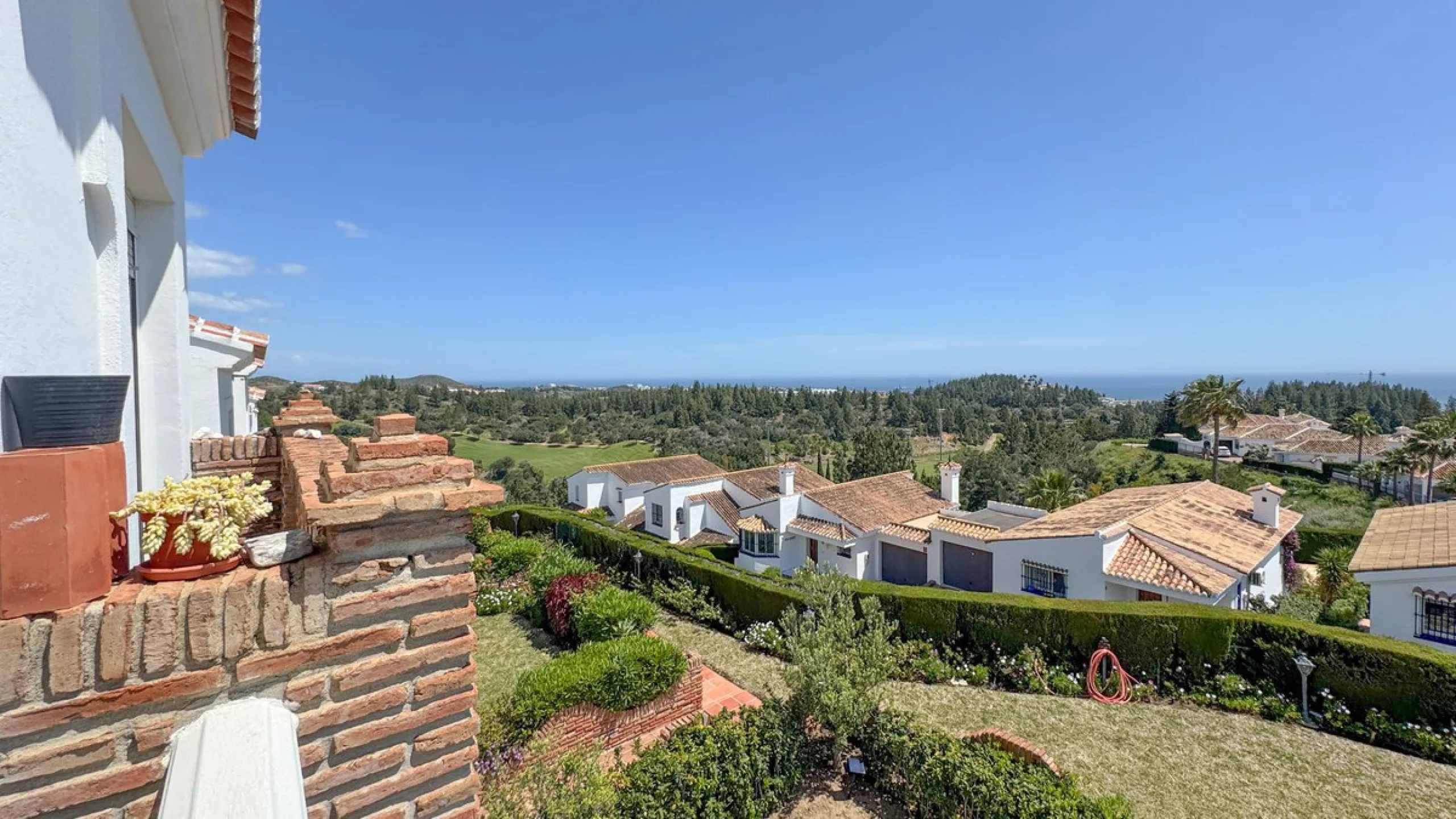 This apartment is located on the first floor of a small residential complex directly on the golf course of El Chaparral. The location is one of the most sought-after residential areas in the region. Within a few minutes, you can reach the popular coastal 