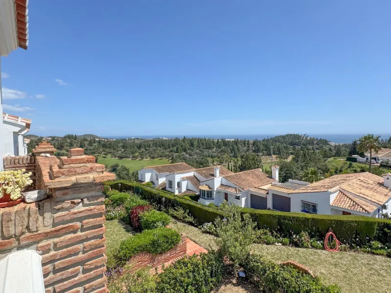 This apartment is located on the first floor of a small residential complex directly on the golf course of El Chaparral. The location is one of the most sought-after residential areas in the region. Within a few minutes, you can reach the popular coastal 