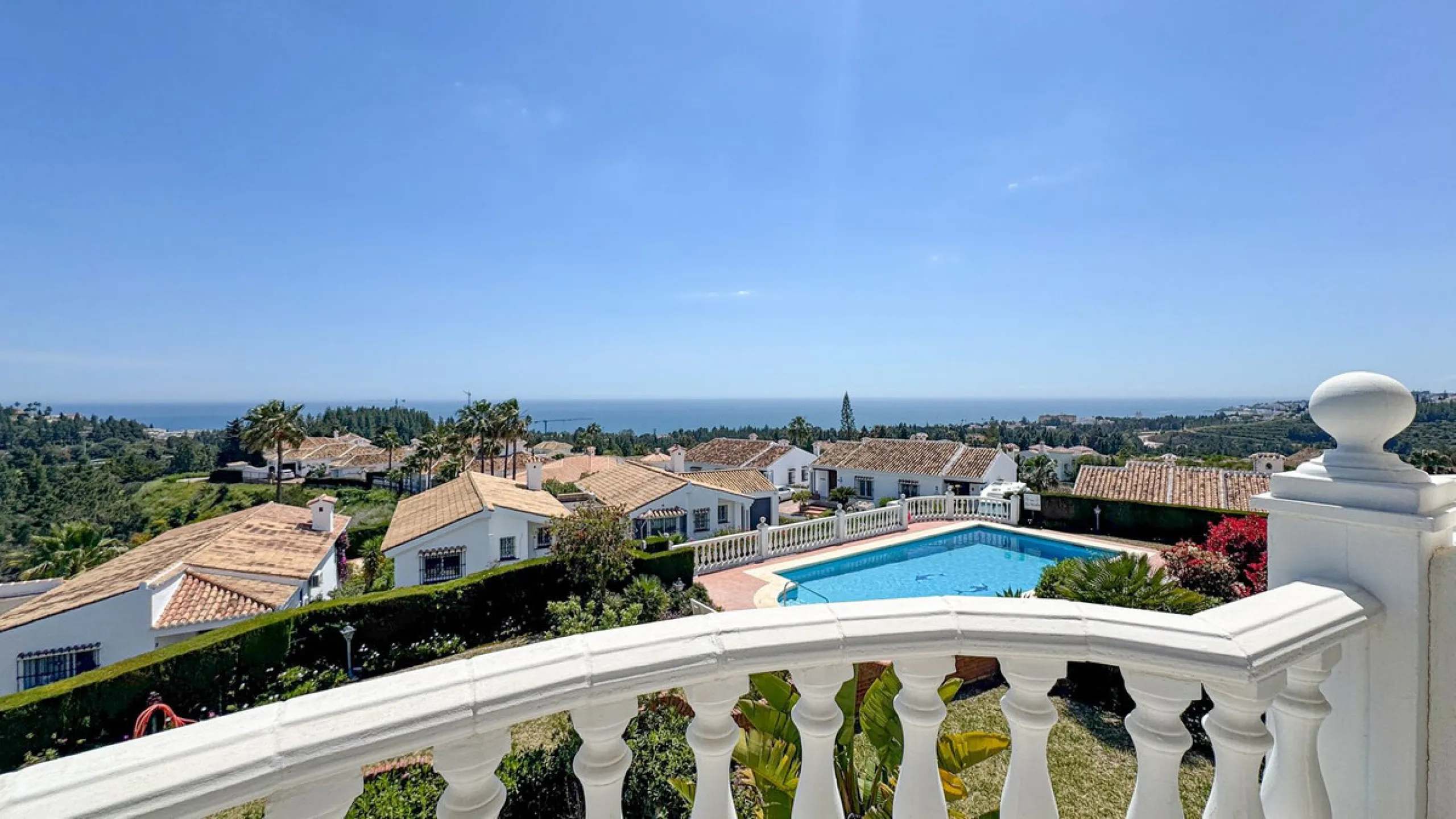 This apartment is located on the first floor of a small residential complex directly on the golf course of El Chaparral. The location is one of the most sought-after residential areas in the region. Within a few minutes, you can reach the popular coastal 
