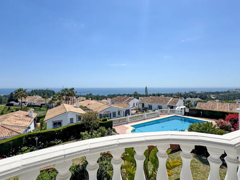 This apartment is located on the first floor of a small residential complex directly on the golf course of El Chaparral. The location is one of the most sought-after residential areas in the region. Within a few minutes, you can reach the popular coastal 