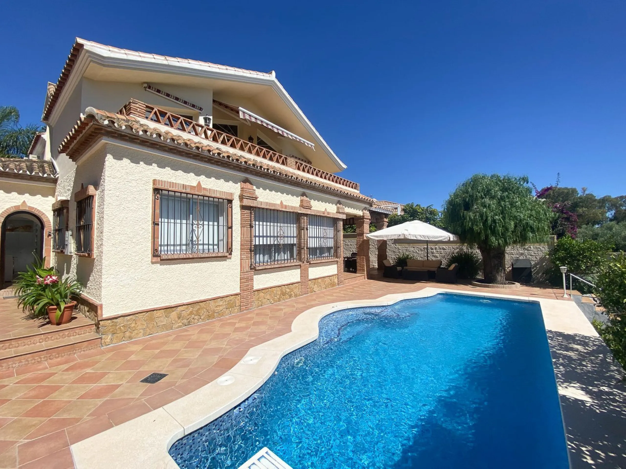 This villa in Guadalmina Alta combines the charm of Andalusian architecture with modern comforts in a quiet but very well connected location just 5 minutes from San Pedro with open views to the Sierra de Ronda and Sierra Bermeja