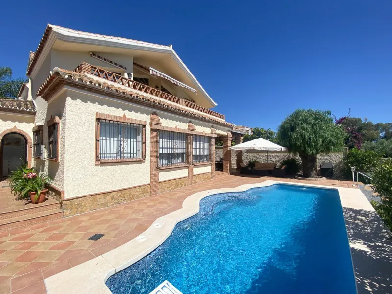 This villa in Guadalmina Alta combines the charm of Andalusian architecture with modern comforts in a quiet but very well connected location just 5 minutes from San Pedro with open views to the Sierra de Ronda and Sierra Bermeja
