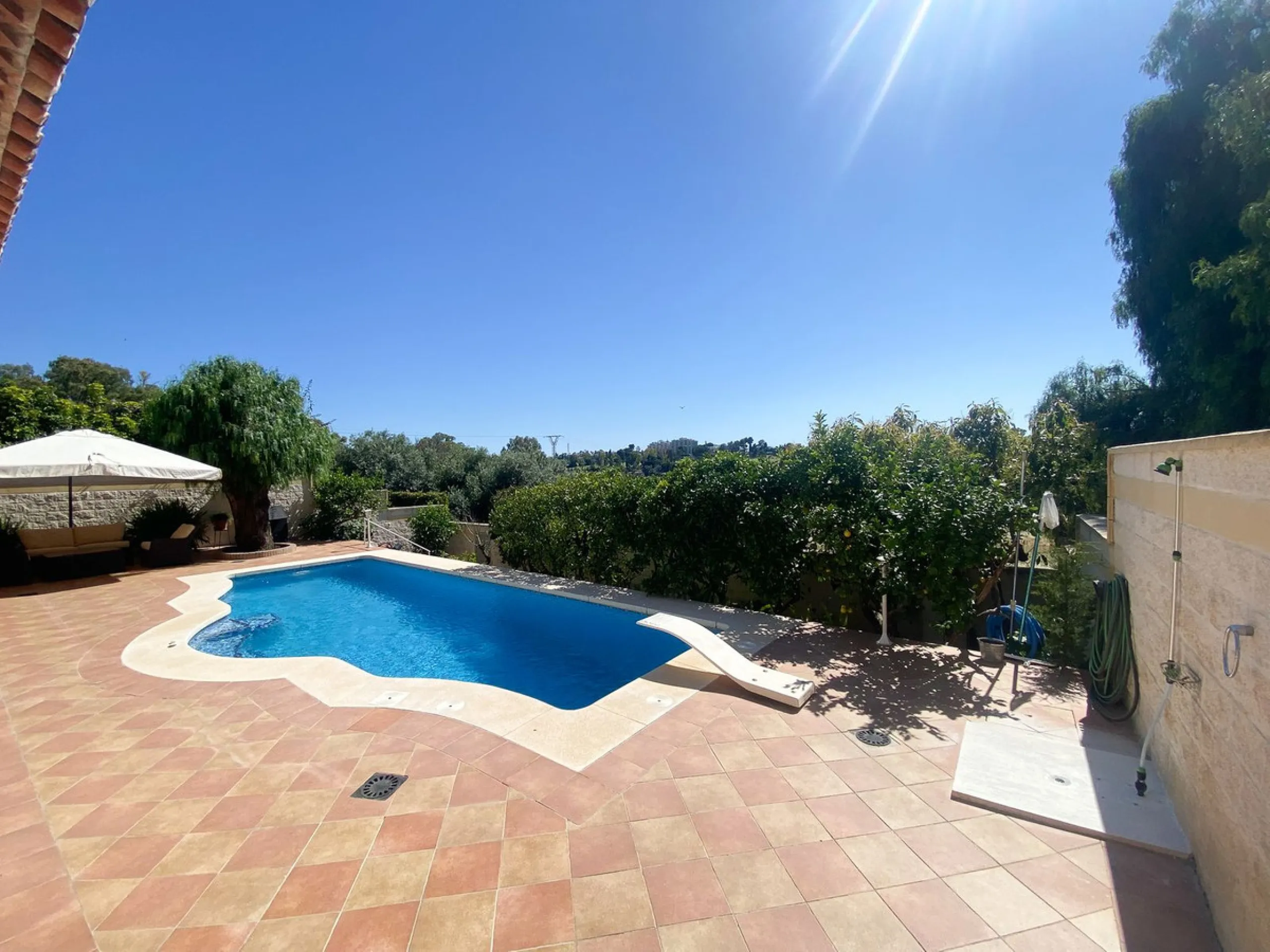This villa in Guadalmina Alta combines the charm of Andalusian architecture with modern comforts in a quiet but very well connected location just 5 minutes from San Pedro with open views to the Sierra de Ronda and Sierra Bermeja