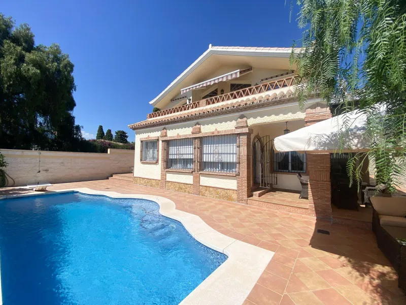 This villa in Guadalmina Alta combines the charm of Andalusian architecture with modern comforts in a quiet but very well connected location just 5 minutes from San Pedro with open views to the Sierra de Ronda and Sierra Bermeja