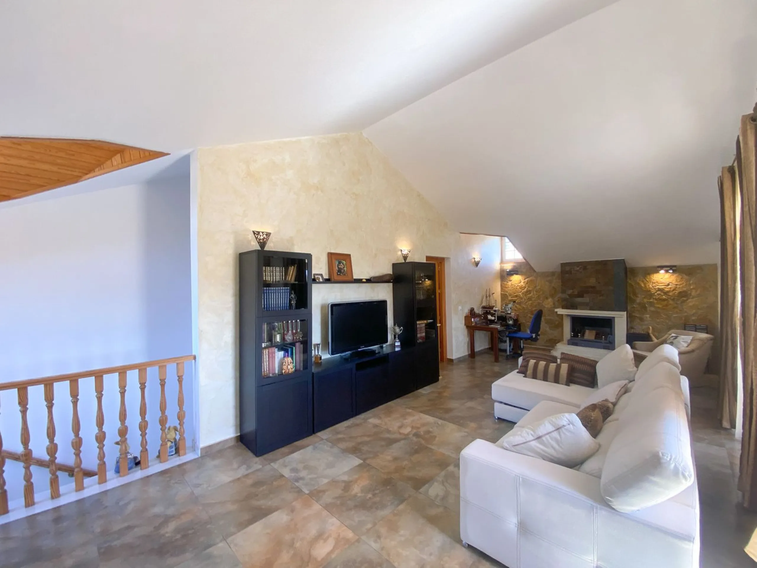 This villa in Guadalmina Alta combines the charm of Andalusian architecture with modern comforts in a quiet but very well connected location just 5 minutes from San Pedro with open views to the Sierra de Ronda and Sierra Bermeja