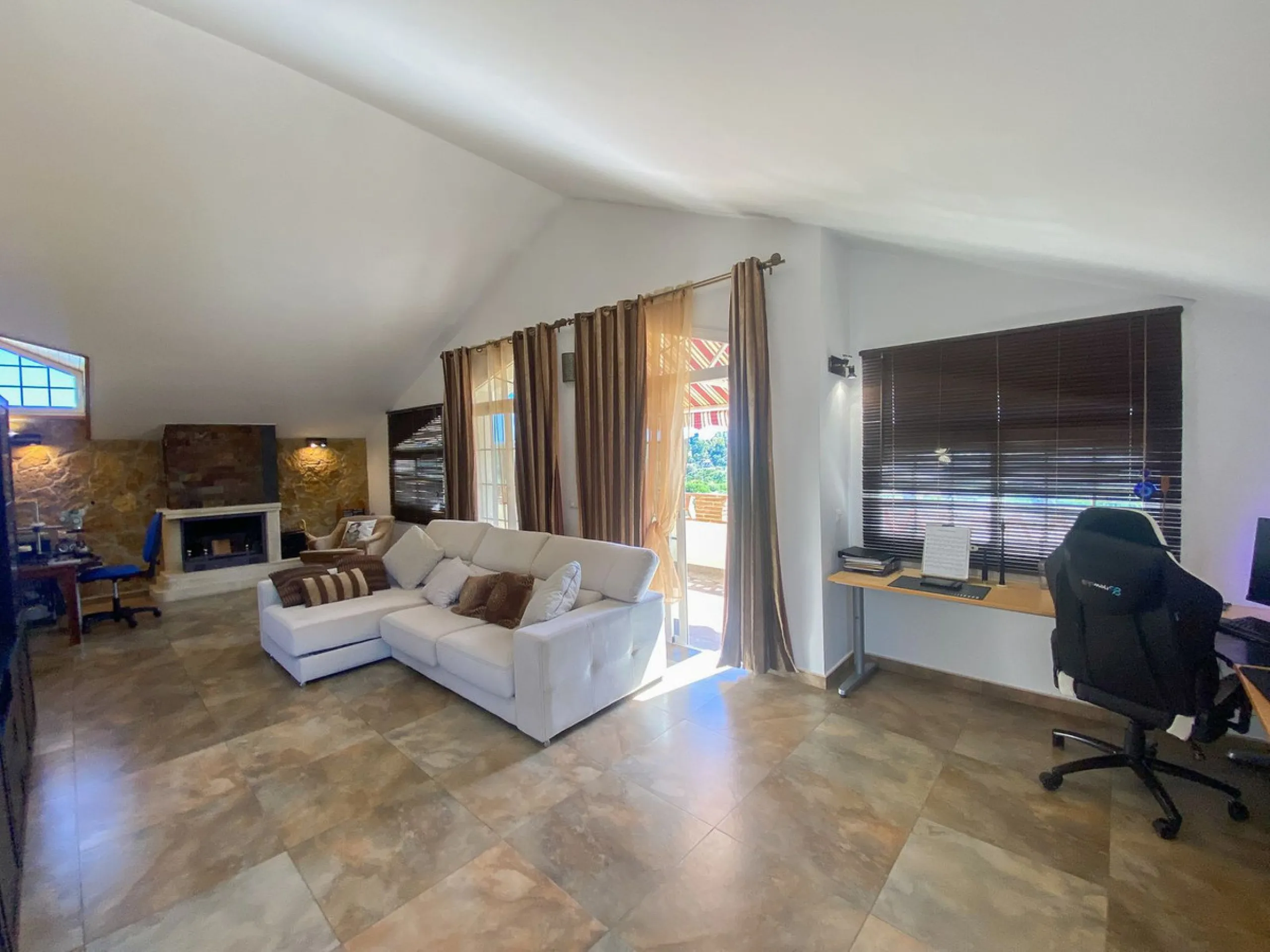 This villa in Guadalmina Alta combines the charm of Andalusian architecture with modern comforts in a quiet but very well connected location just 5 minutes from San Pedro with open views to the Sierra de Ronda and Sierra Bermeja