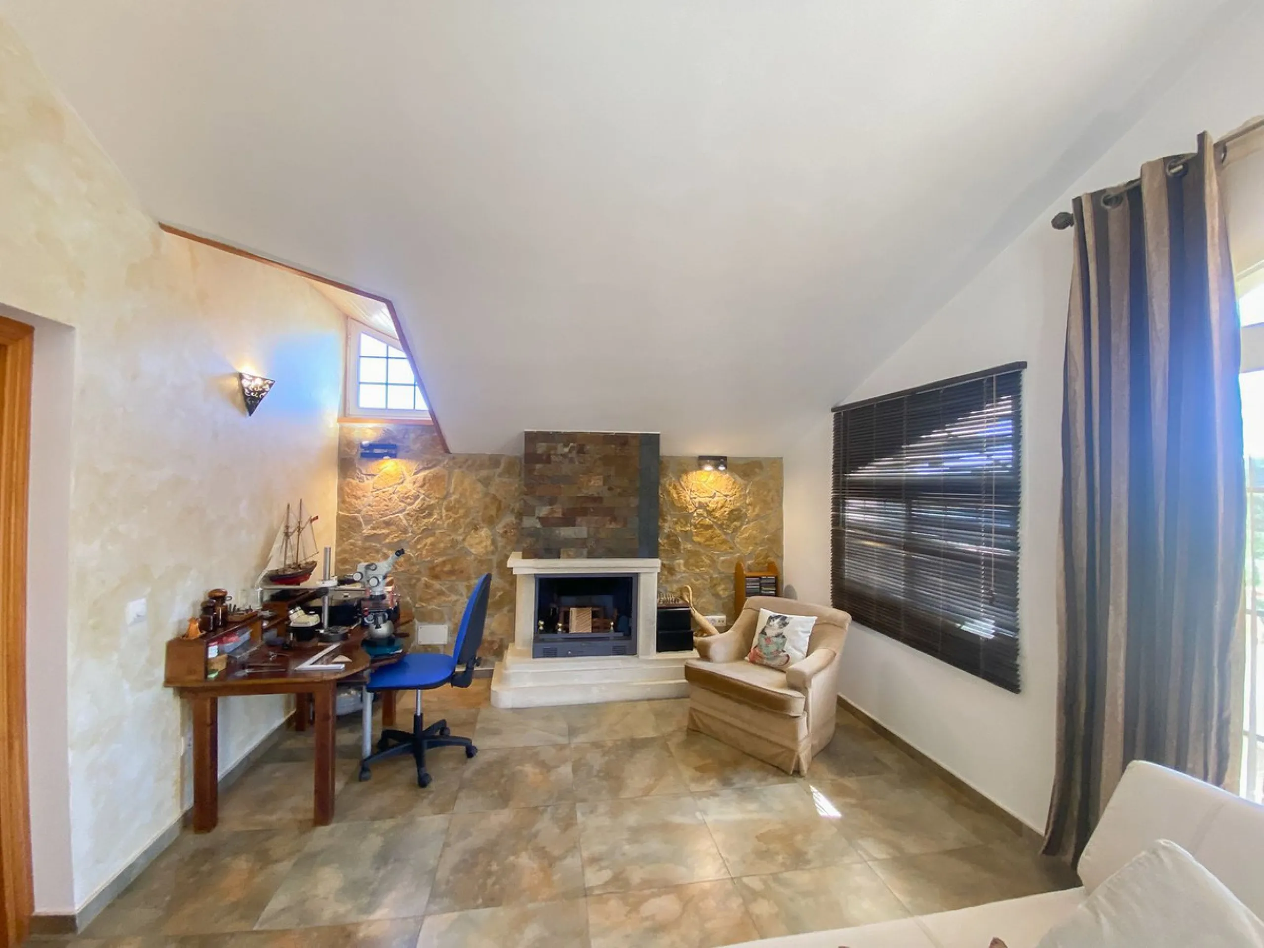 This villa in Guadalmina Alta combines the charm of Andalusian architecture with modern comforts in a quiet but very well connected location just 5 minutes from San Pedro with open views to the Sierra de Ronda and Sierra Bermeja