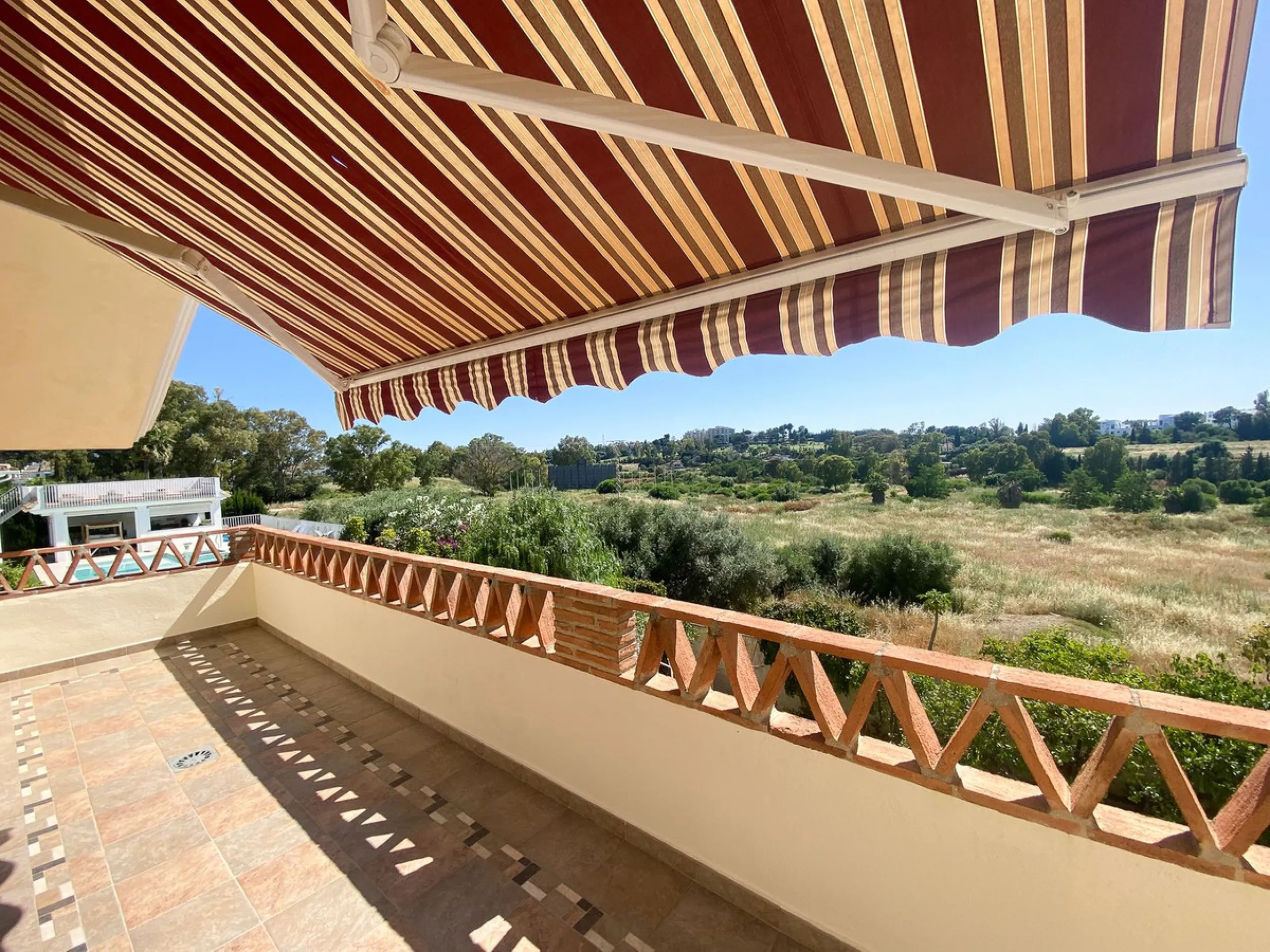 This villa in Guadalmina Alta combines the charm of Andalusian architecture with modern comforts in a quiet but very well connected location just 5 minutes from San Pedro with open views to the Sierra de Ronda and Sierra Bermeja
