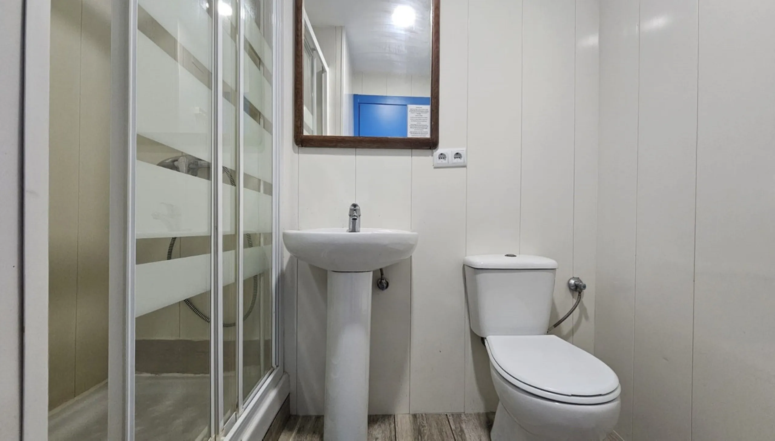 Boutique hotel located in the heart of Málaga, on a quiet street yet close to all services and amenities. It boasts 590 m² of built area and 13 rooms distributed over four floors, including a penthouse with a turret.