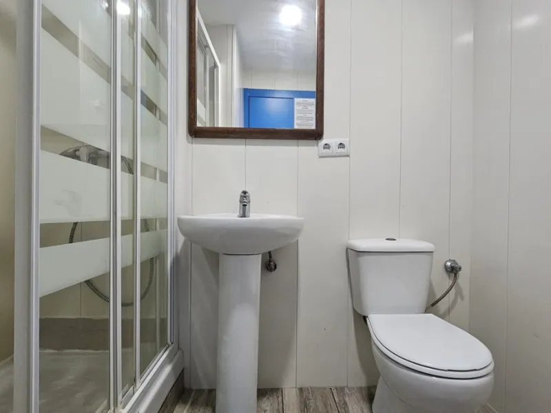 Boutique hotel located in the heart of Málaga, on a quiet street yet close to all services and amenities. It boasts 590 m² of built area and 13 rooms distributed over four floors, including a penthouse with a turret.