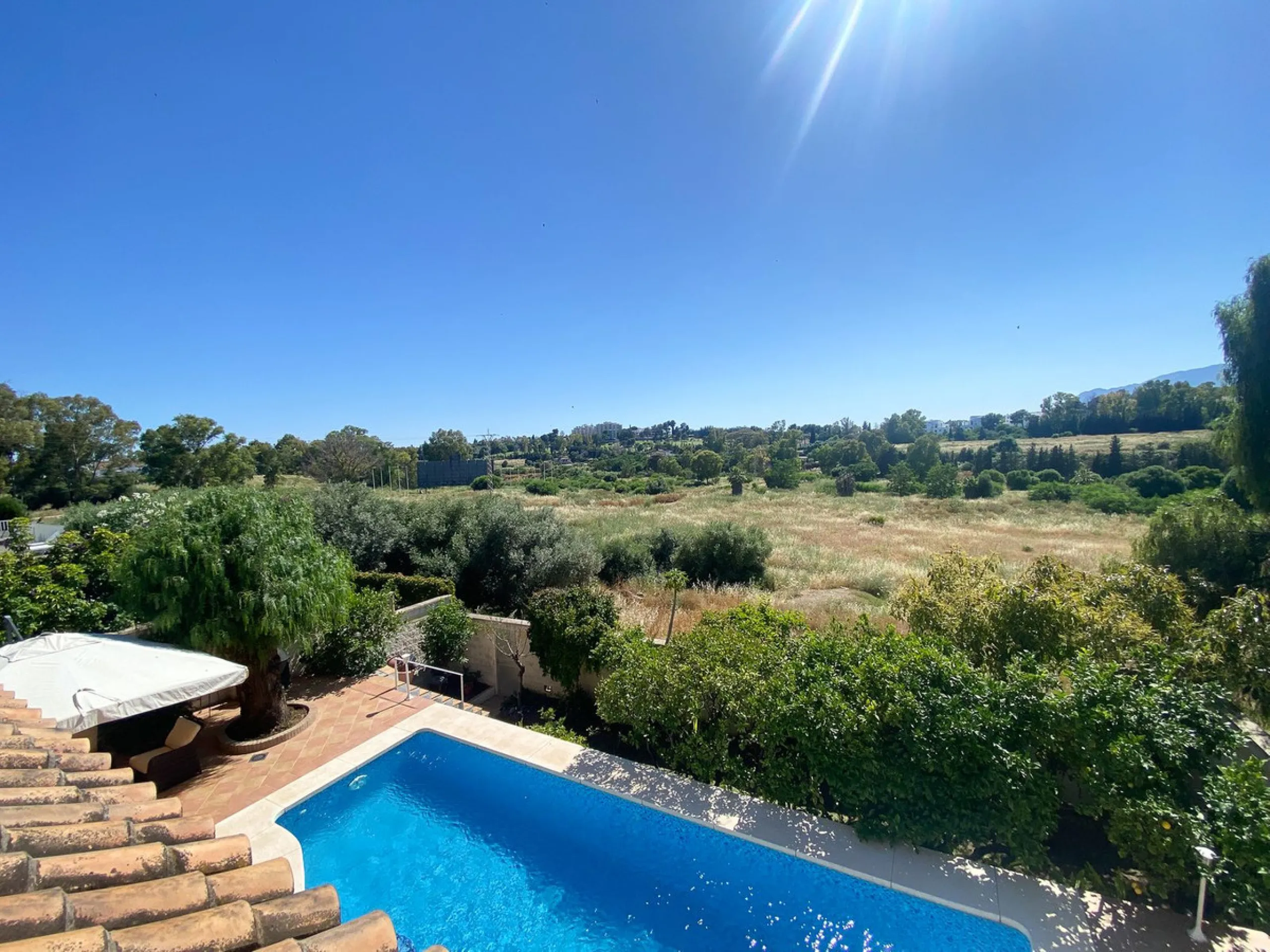 This villa in Guadalmina Alta combines the charm of Andalusian architecture with modern comforts in a quiet but very well connected location just 5 minutes from San Pedro with open views to the Sierra de Ronda and Sierra Bermeja