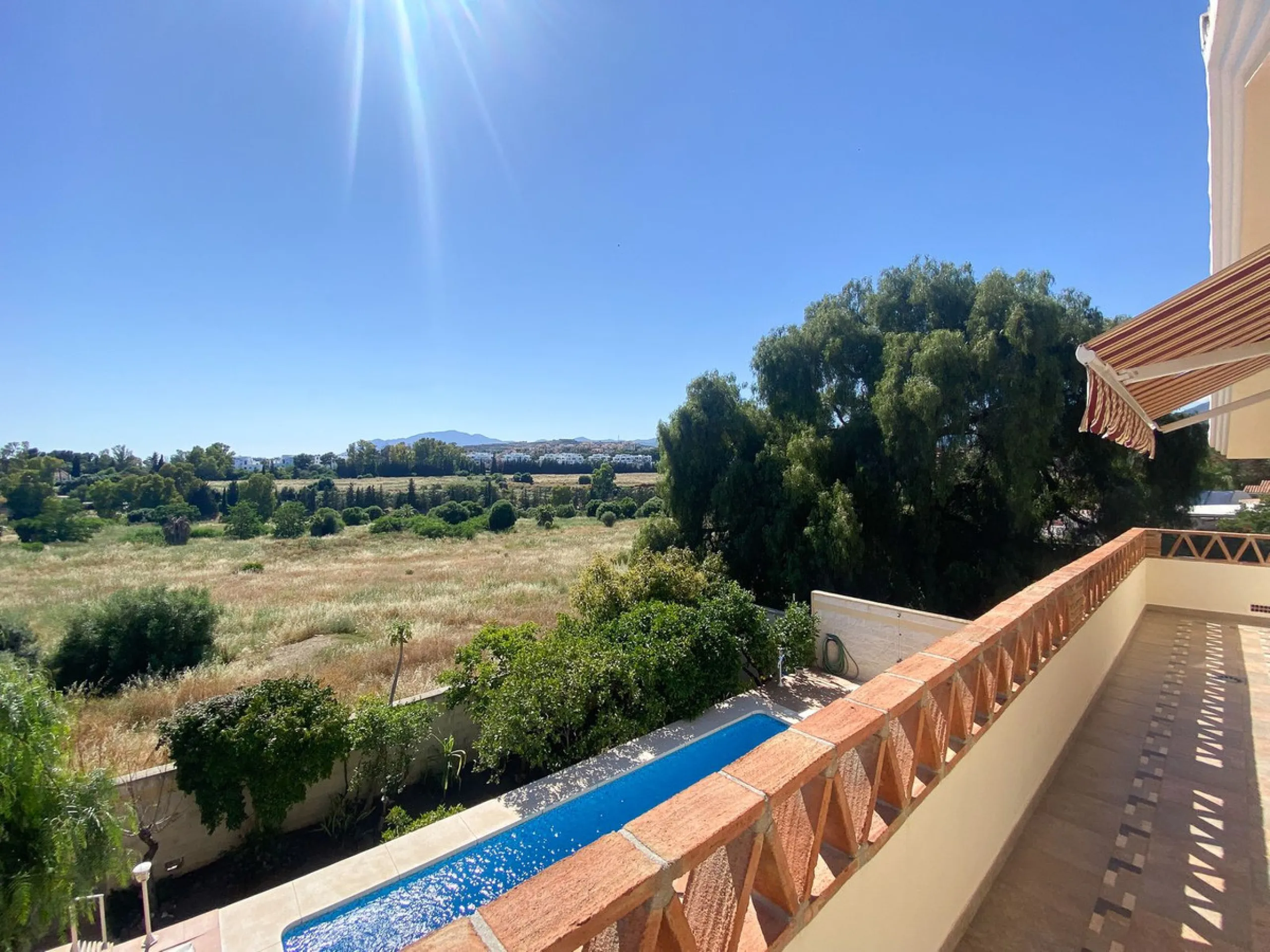 This villa in Guadalmina Alta combines the charm of Andalusian architecture with modern comforts in a quiet but very well connected location just 5 minutes from San Pedro with open views to the Sierra de Ronda and Sierra Bermeja