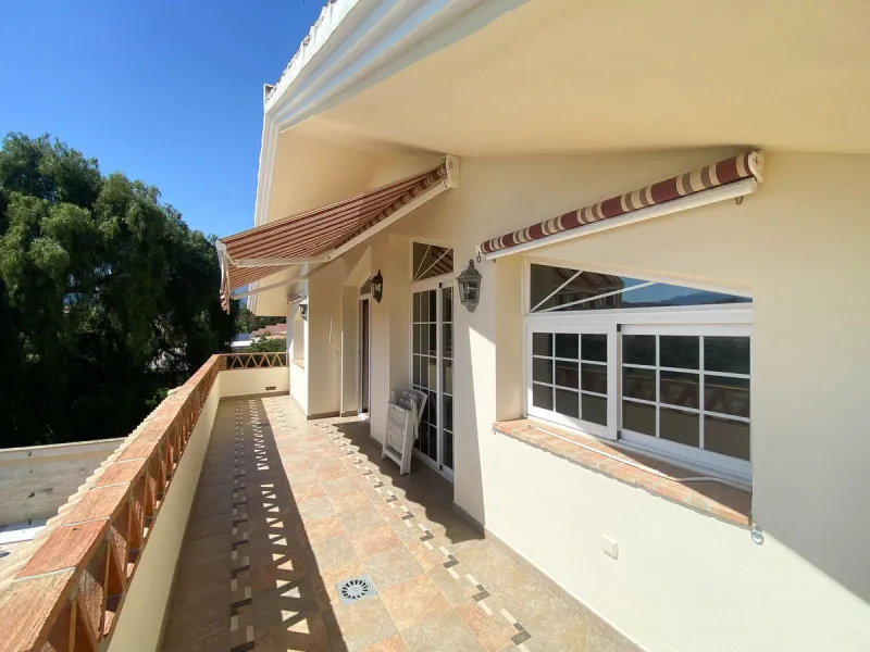 This villa in Guadalmina Alta combines the charm of Andalusian architecture with modern comforts in a quiet but very well connected location just 5 minutes from San Pedro with open views to the Sierra de Ronda and Sierra Bermeja