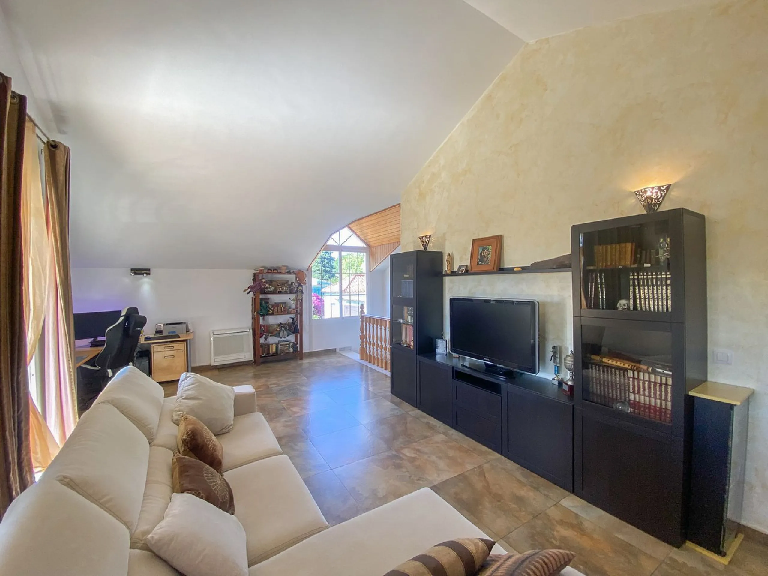 This villa in Guadalmina Alta combines the charm of Andalusian architecture with modern comforts in a quiet but very well connected location just 5 minutes from San Pedro with open views to the Sierra de Ronda and Sierra Bermeja