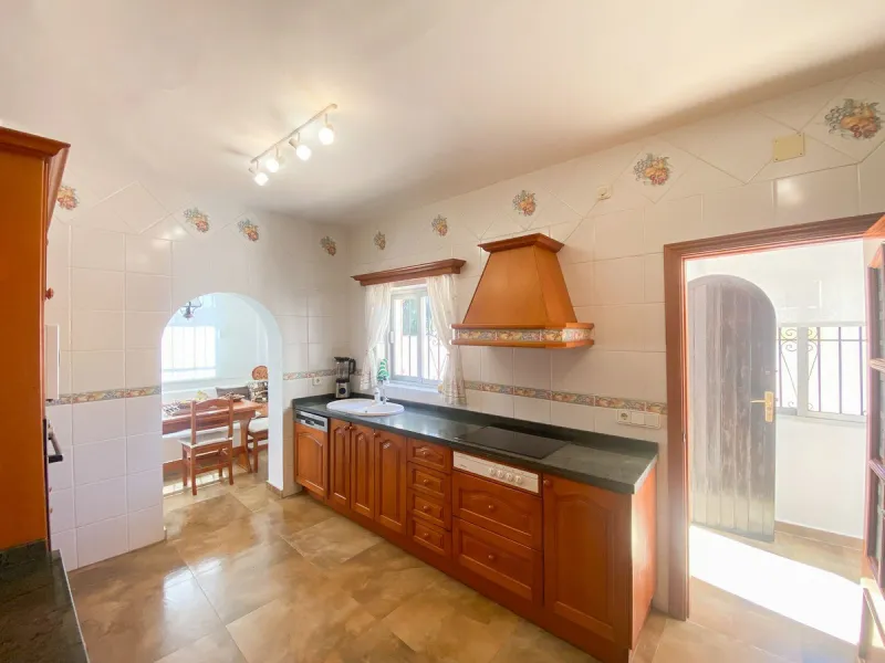 This villa in Guadalmina Alta combines the charm of Andalusian architecture with modern comforts in a quiet but very well connected location just 5 minutes from San Pedro with open views to the Sierra de Ronda and Sierra Bermeja