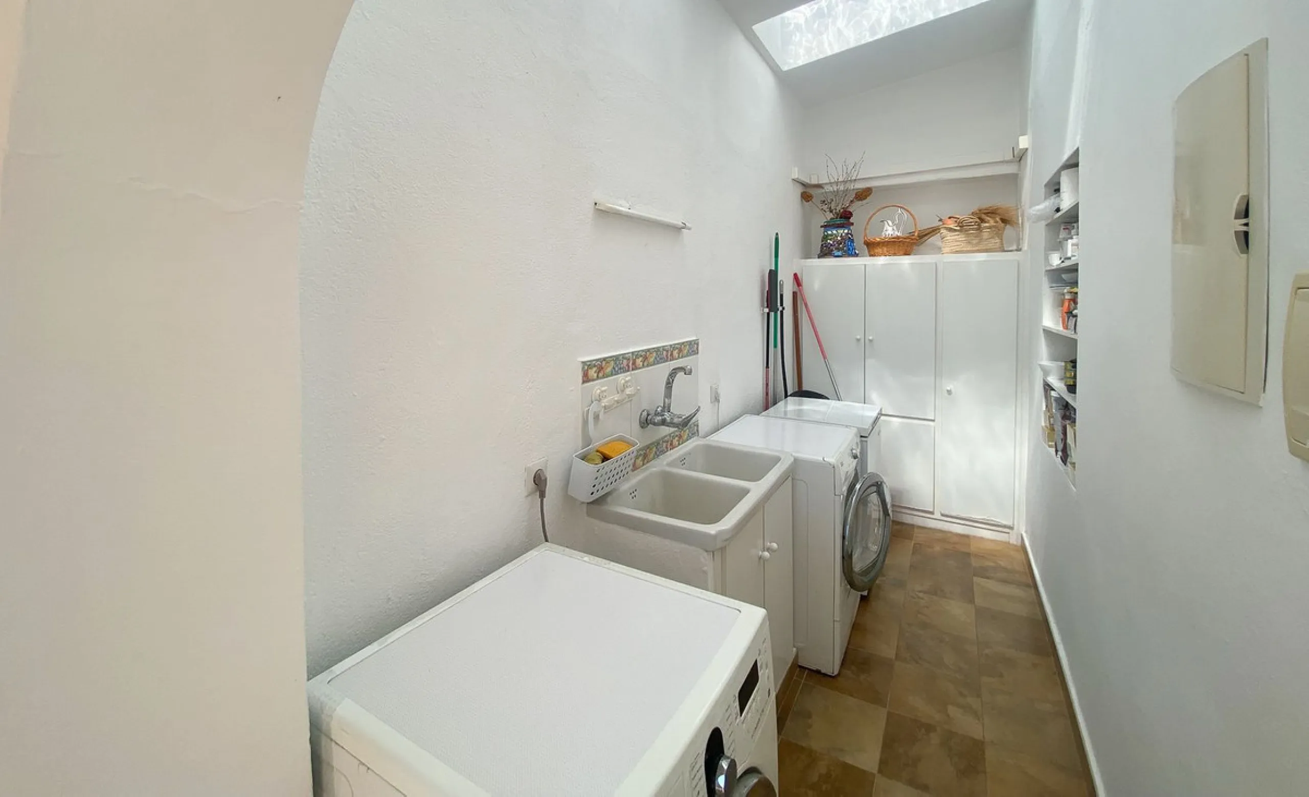 This villa in Guadalmina Alta combines the charm of Andalusian architecture with modern comforts in a quiet but very well connected location just 5 minutes from San Pedro with open views to the Sierra de Ronda and Sierra Bermeja