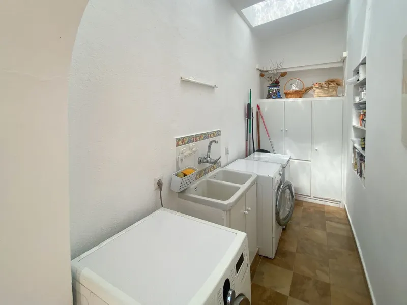 This villa in Guadalmina Alta combines the charm of Andalusian architecture with modern comforts in a quiet but very well connected location just 5 minutes from San Pedro with open views to the Sierra de Ronda and Sierra Bermeja