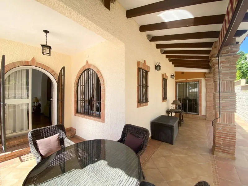 This villa in Guadalmina Alta combines the charm of Andalusian architecture with modern comforts in a quiet but very well connected location just 5 minutes from San Pedro with open views to the Sierra de Ronda and Sierra Bermeja