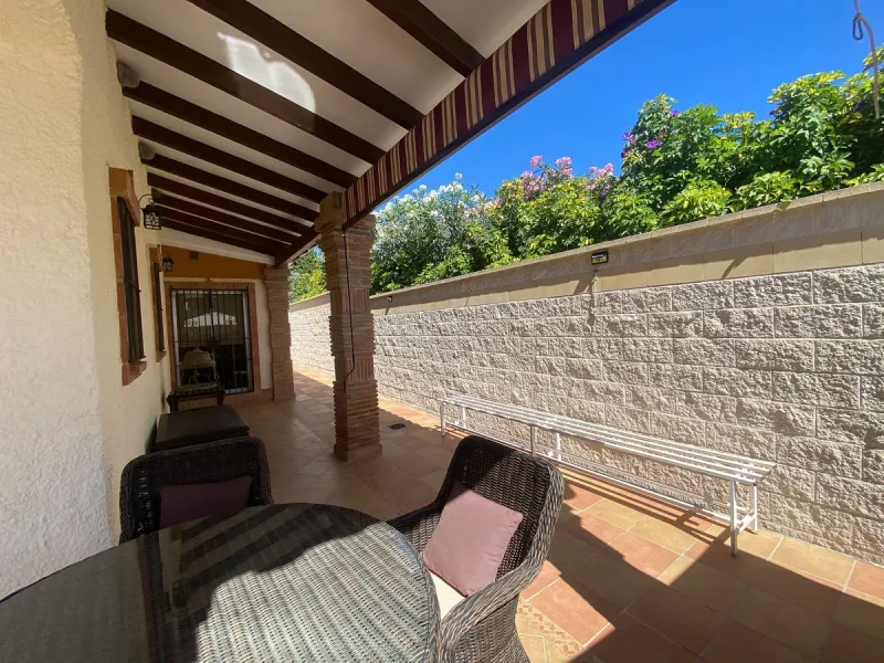 This villa in Guadalmina Alta combines the charm of Andalusian architecture with modern comforts in a quiet but very well connected location just 5 minutes from San Pedro with open views to the Sierra de Ronda and Sierra Bermeja