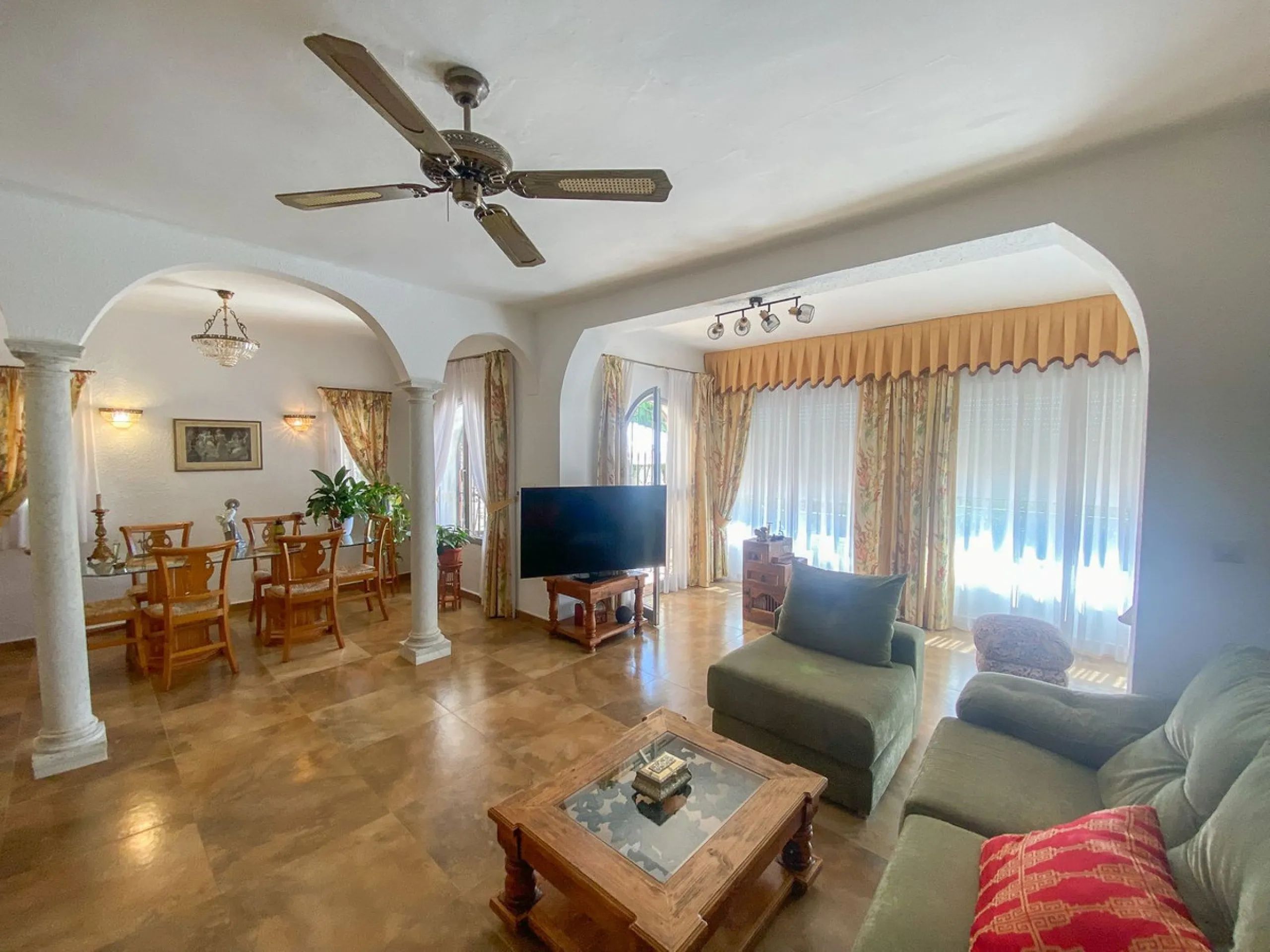 This villa in Guadalmina Alta combines the charm of Andalusian architecture with modern comforts in a quiet but very well connected location just 5 minutes from San Pedro with open views to the Sierra de Ronda and Sierra Bermeja