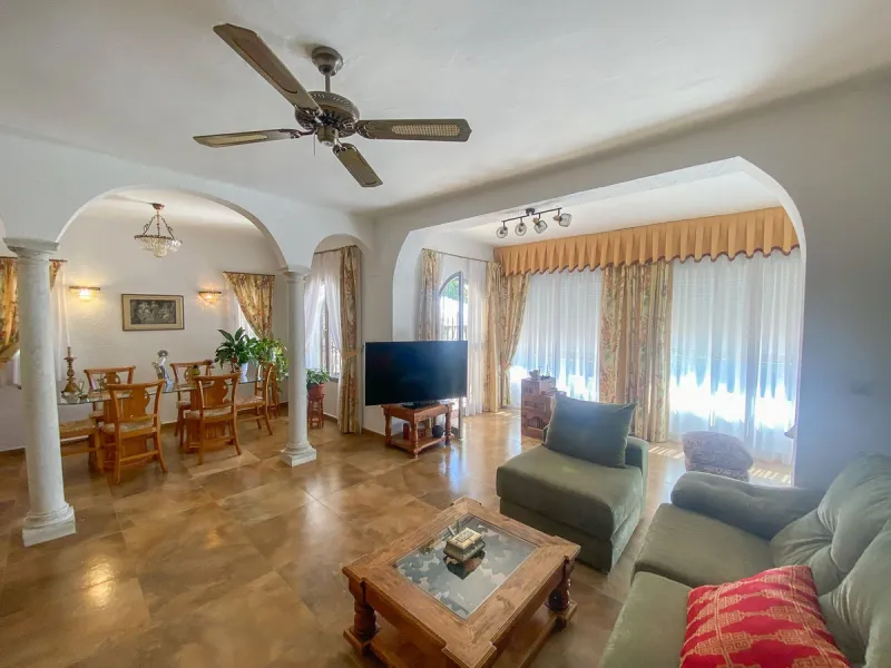 This villa in Guadalmina Alta combines the charm of Andalusian architecture with modern comforts in a quiet but very well connected location just 5 minutes from San Pedro with open views to the Sierra de Ronda and Sierra Bermeja