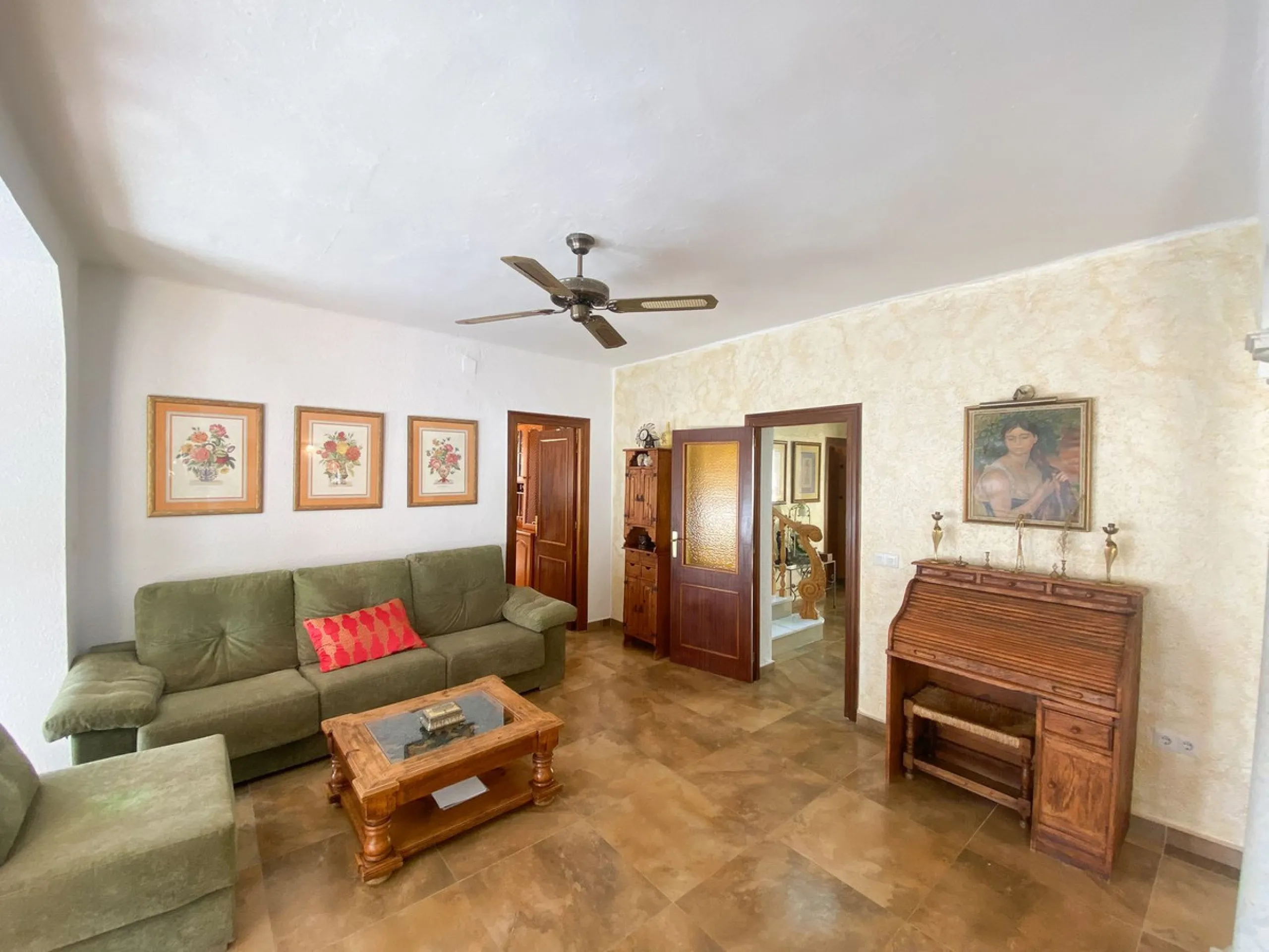 This villa in Guadalmina Alta combines the charm of Andalusian architecture with modern comforts in a quiet but very well connected location just 5 minutes from San Pedro with open views to the Sierra de Ronda and Sierra Bermeja