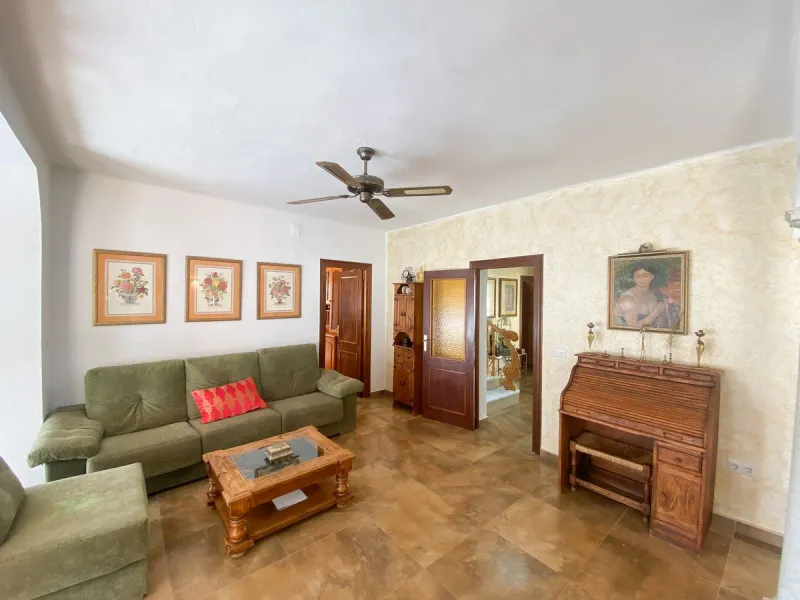 This villa in Guadalmina Alta combines the charm of Andalusian architecture with modern comforts in a quiet but very well connected location just 5 minutes from San Pedro with open views to the Sierra de Ronda and Sierra Bermeja