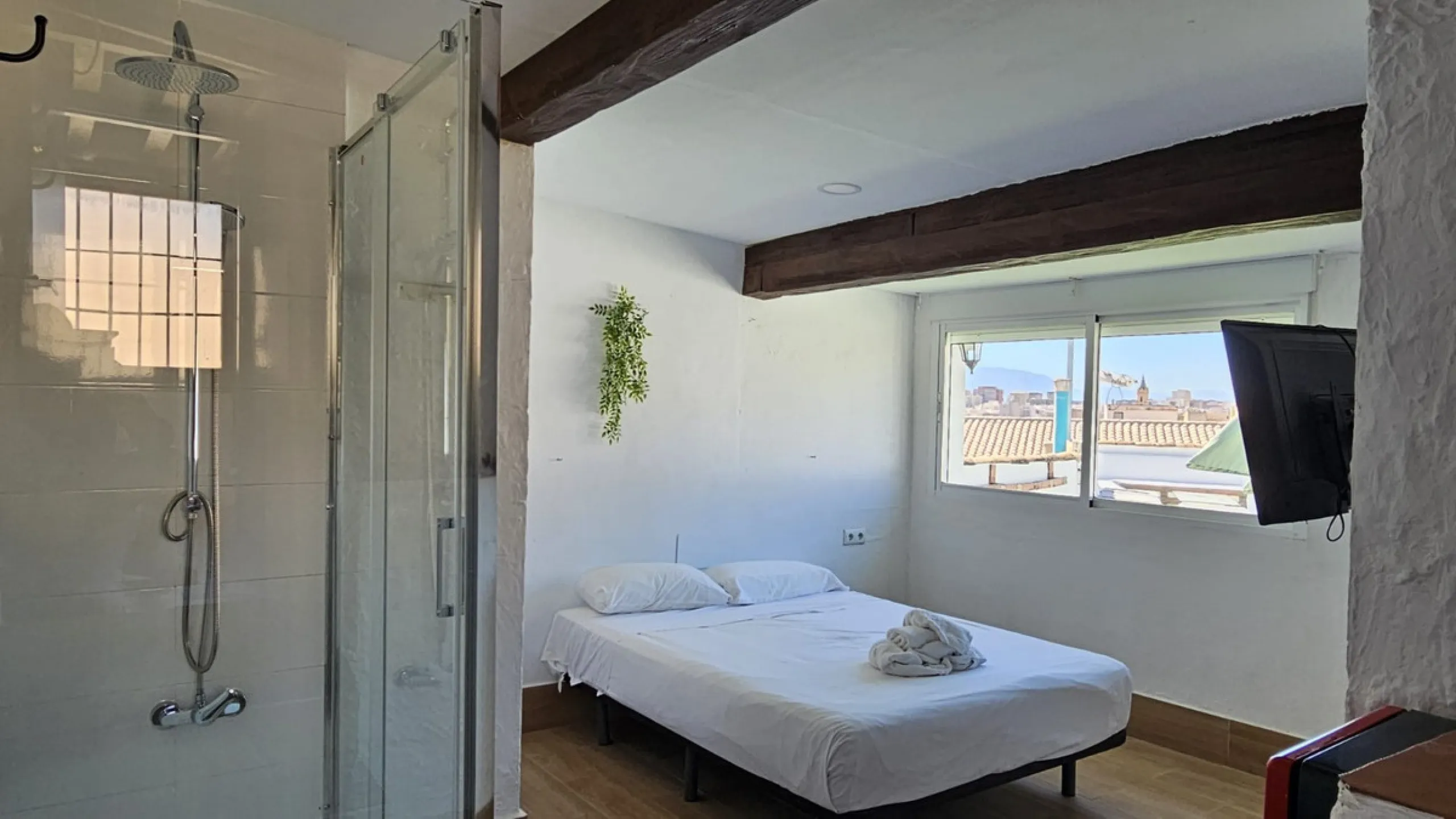 Boutique hotel located in the heart of Málaga, on a quiet street yet close to all services and amenities. It boasts 590 m² of built area and 13 rooms distributed over four floors, including a penthouse with a turret.