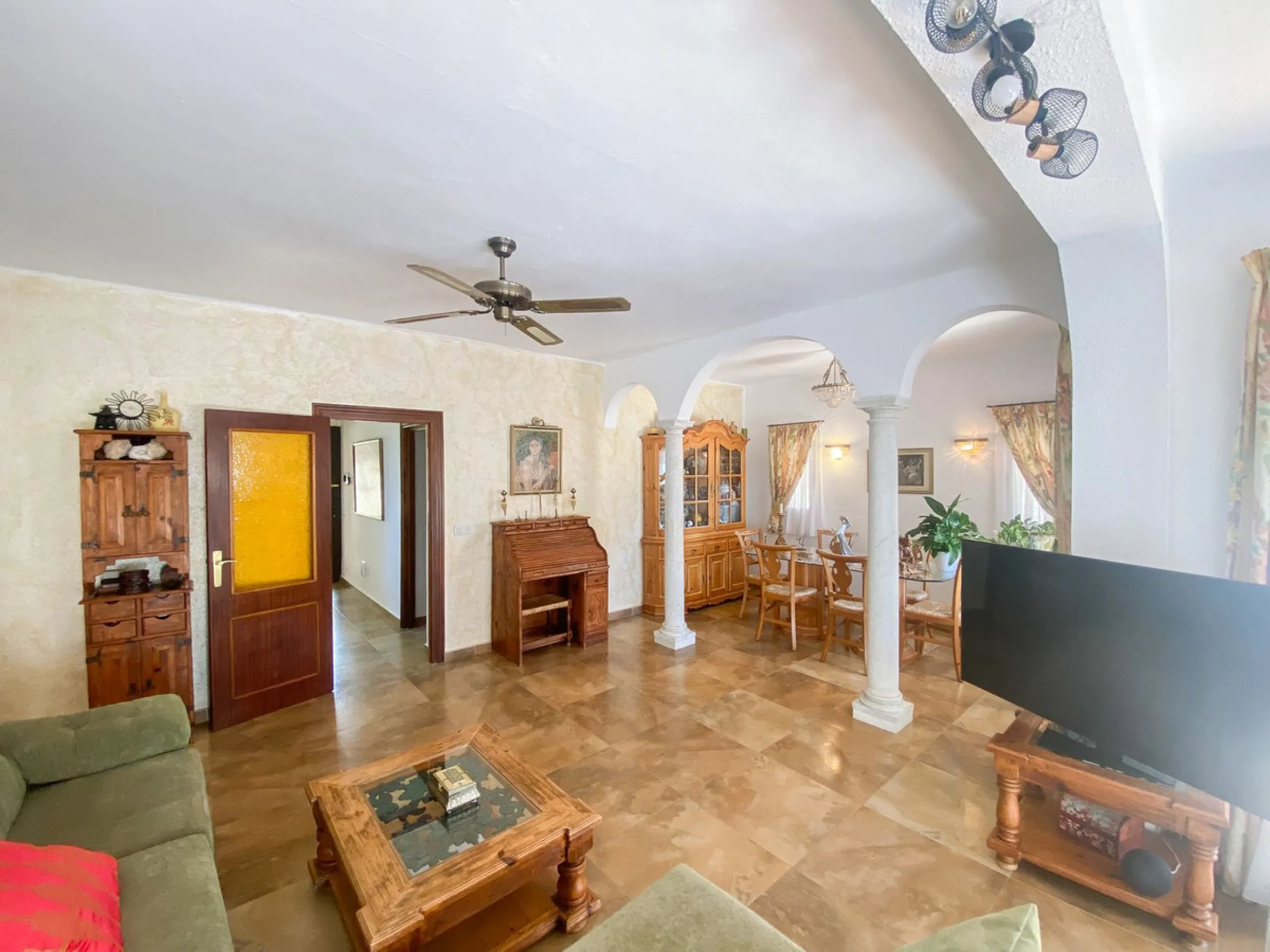 This villa in Guadalmina Alta combines the charm of Andalusian architecture with modern comforts in a quiet but very well connected location just 5 minutes from San Pedro with open views to the Sierra de Ronda and Sierra Bermeja