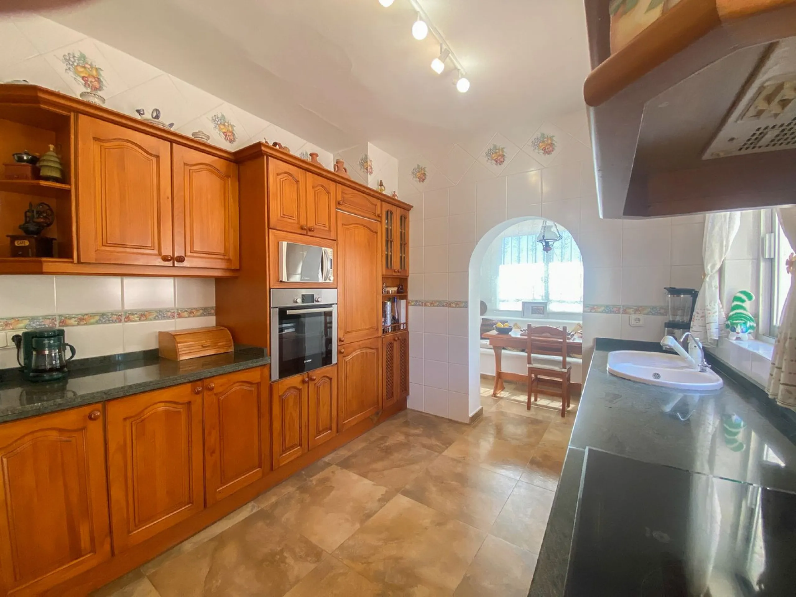This villa in Guadalmina Alta combines the charm of Andalusian architecture with modern comforts in a quiet but very well connected location just 5 minutes from San Pedro with open views to the Sierra de Ronda and Sierra Bermeja