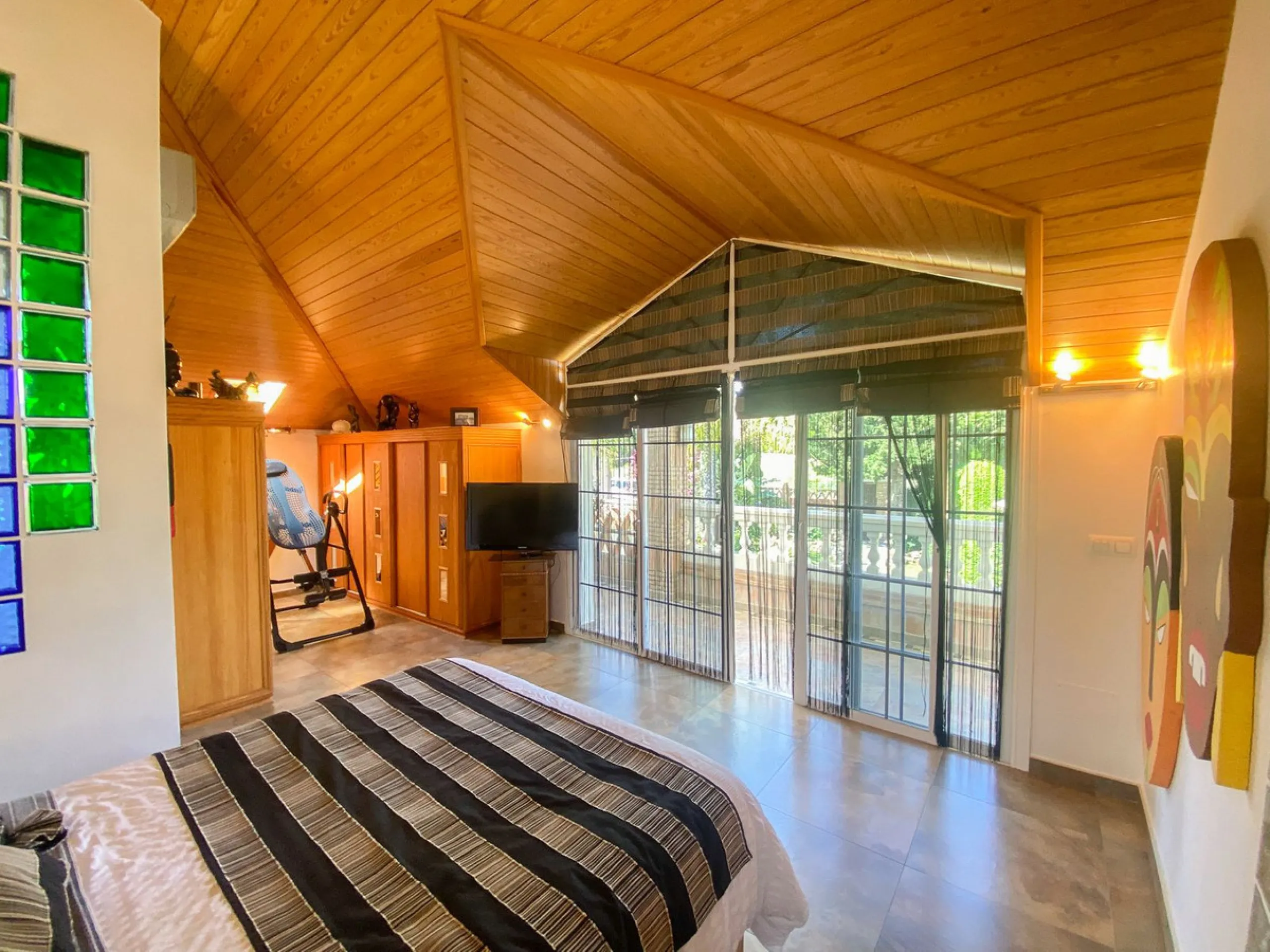 This villa in Guadalmina Alta combines the charm of Andalusian architecture with modern comforts in a quiet but very well connected location just 5 minutes from San Pedro with open views to the Sierra de Ronda and Sierra Bermeja
