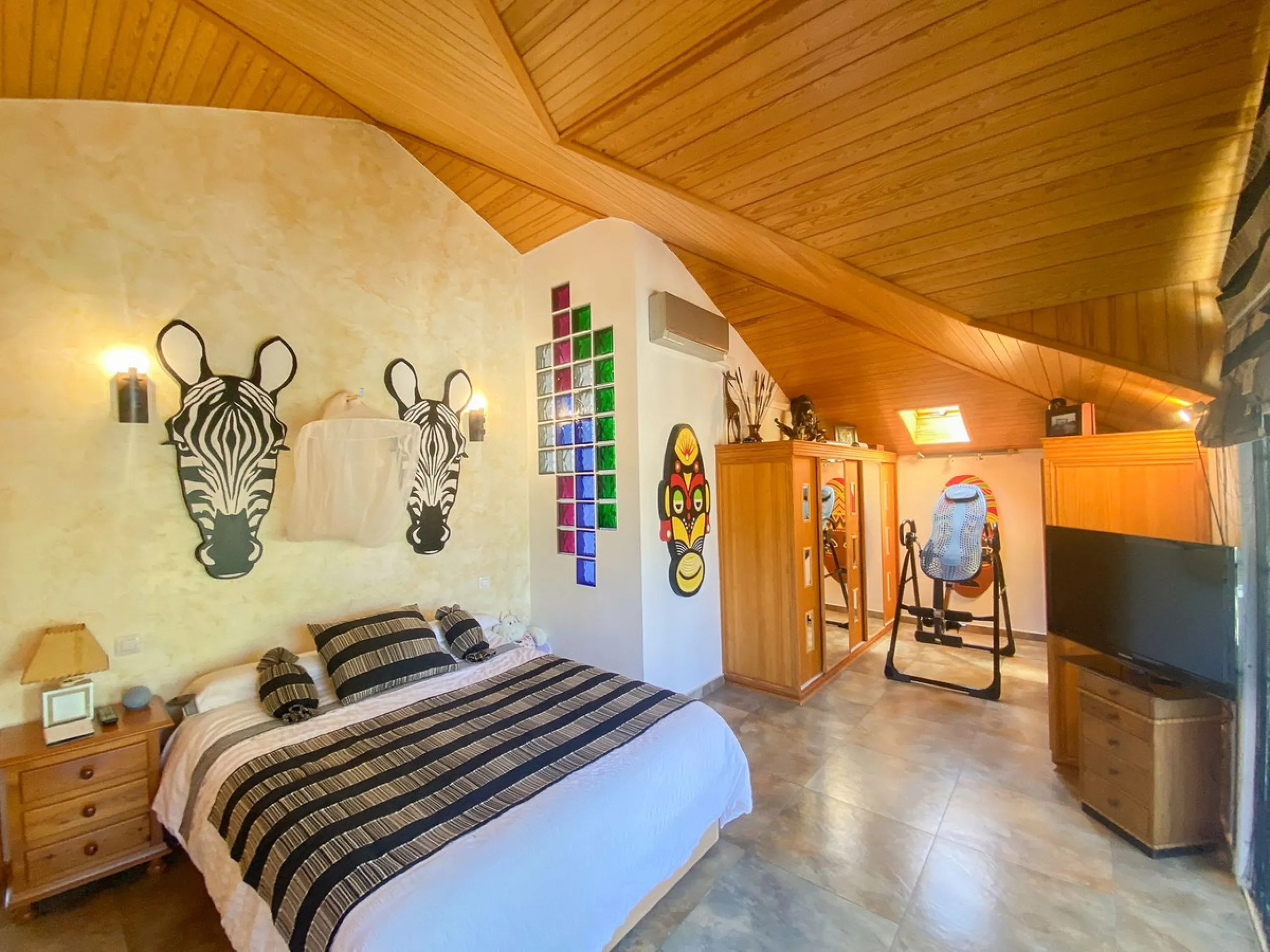 This villa in Guadalmina Alta combines the charm of Andalusian architecture with modern comforts in a quiet but very well connected location just 5 minutes from San Pedro with open views to the Sierra de Ronda and Sierra Bermeja
