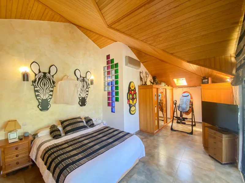 This villa in Guadalmina Alta combines the charm of Andalusian architecture with modern comforts in a quiet but very well connected location just 5 minutes from San Pedro with open views to the Sierra de Ronda and Sierra Bermeja