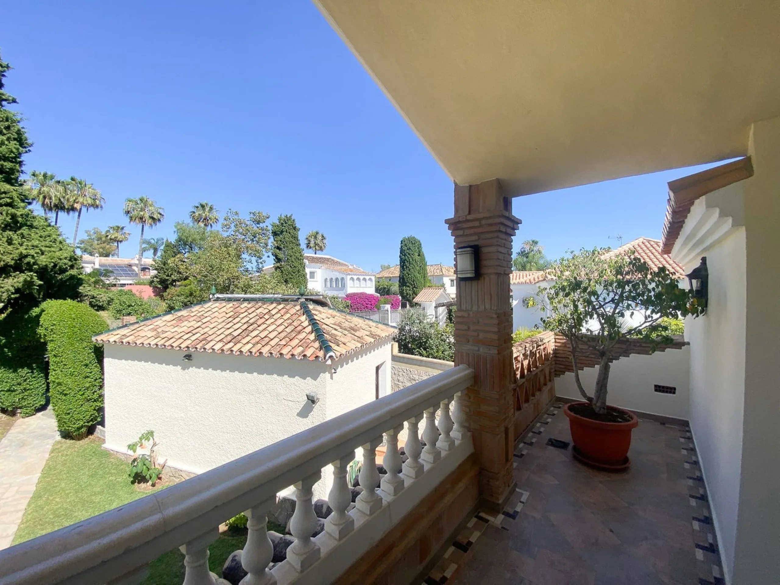 This villa in Guadalmina Alta combines the charm of Andalusian architecture with modern comforts in a quiet but very well connected location just 5 minutes from San Pedro with open views to the Sierra de Ronda and Sierra Bermeja