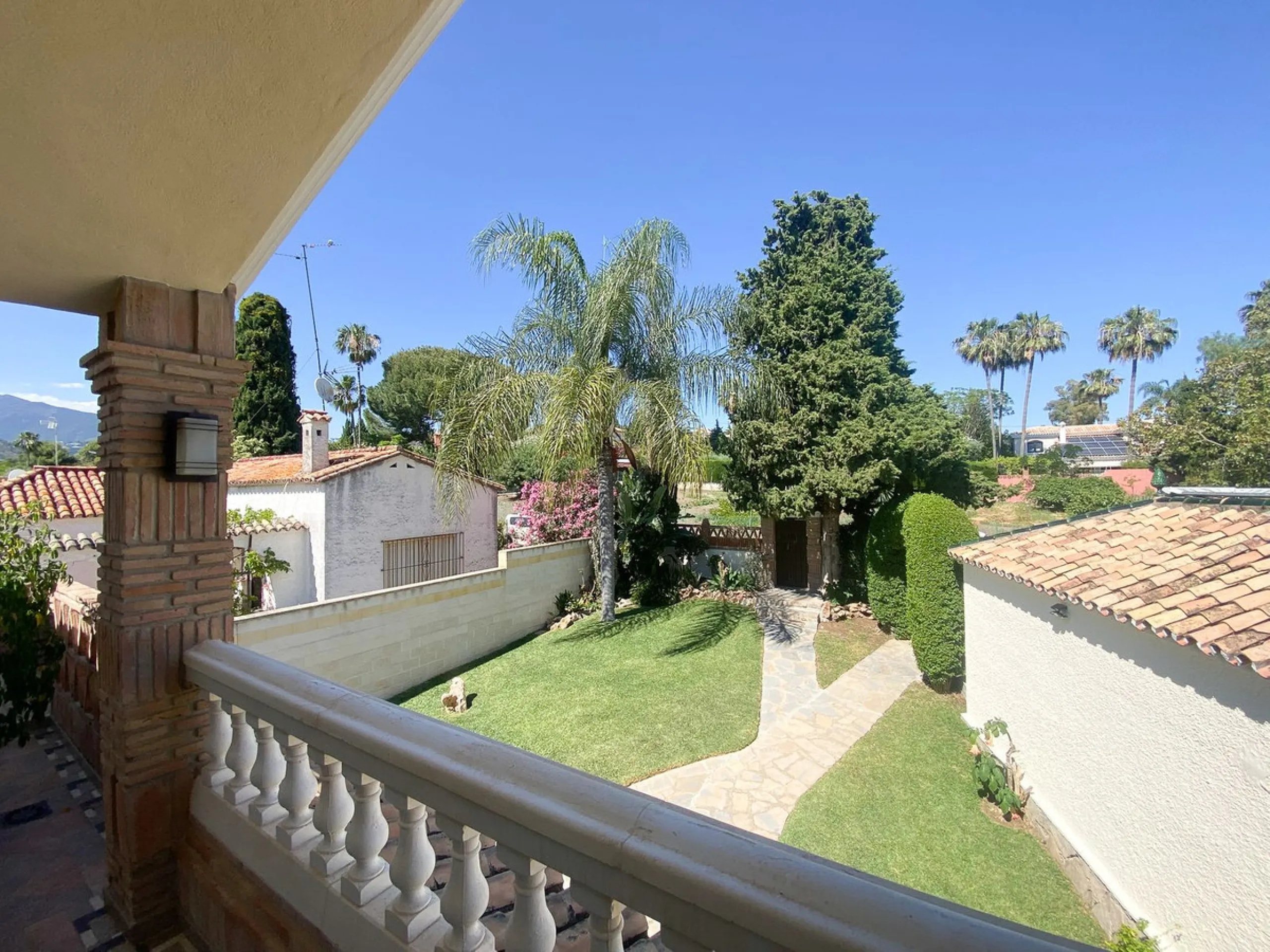 This villa in Guadalmina Alta combines the charm of Andalusian architecture with modern comforts in a quiet but very well connected location just 5 minutes from San Pedro with open views to the Sierra de Ronda and Sierra Bermeja