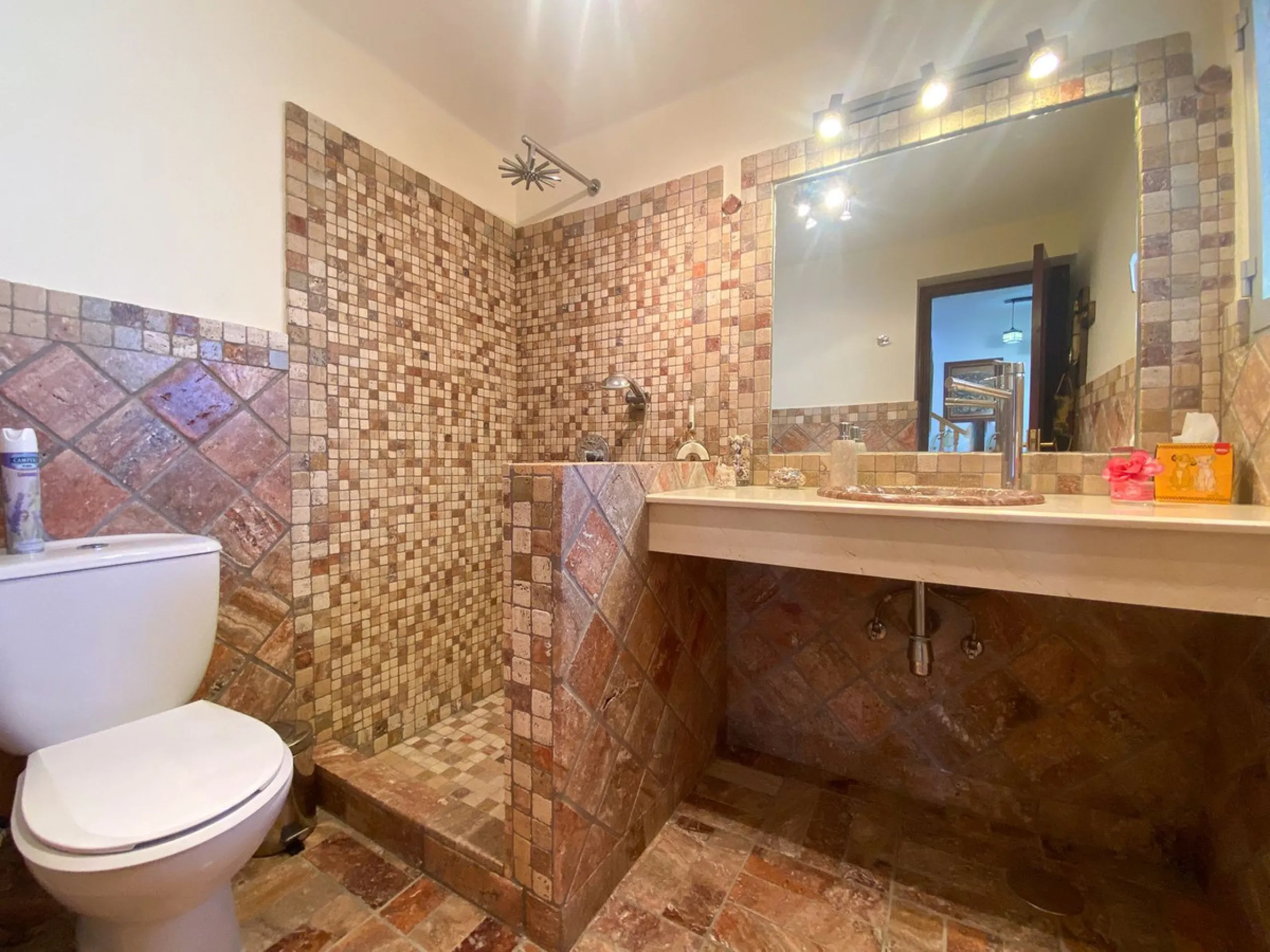 This villa in Guadalmina Alta combines the charm of Andalusian architecture with modern comforts in a quiet but very well connected location just 5 minutes from San Pedro with open views to the Sierra de Ronda and Sierra Bermeja