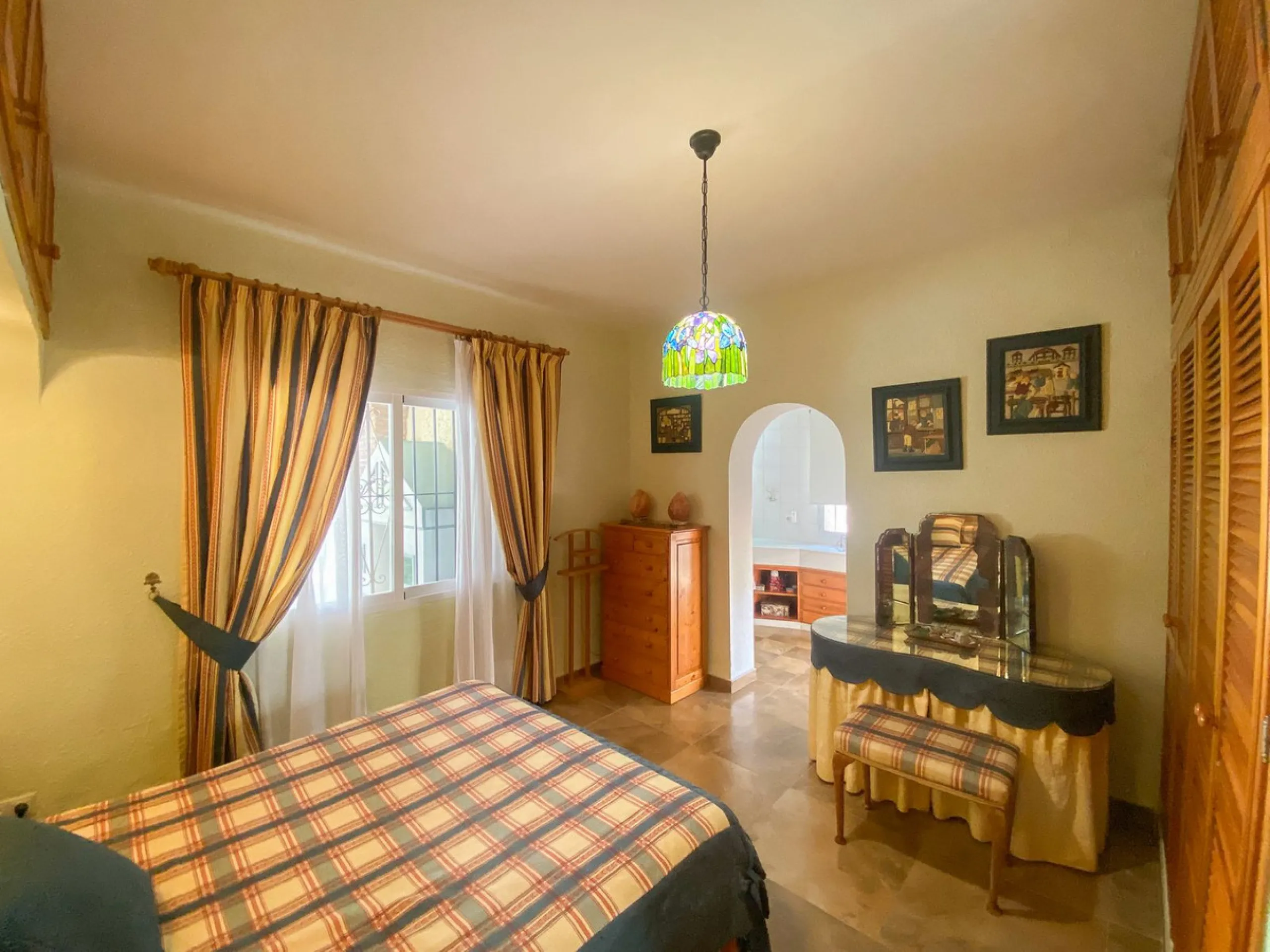 This villa in Guadalmina Alta combines the charm of Andalusian architecture with modern comforts in a quiet but very well connected location just 5 minutes from San Pedro with open views to the Sierra de Ronda and Sierra Bermeja