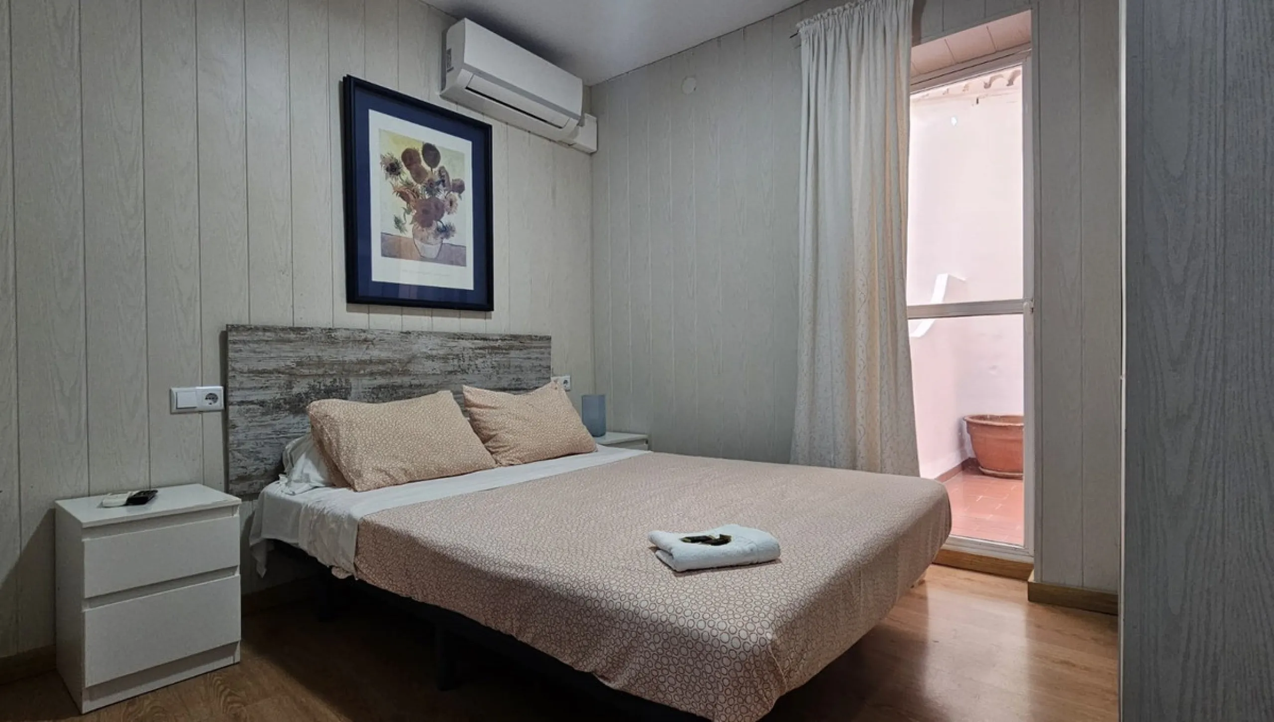 Boutique hotel located in the heart of Málaga, on a quiet street yet close to all services and amenities. It boasts 590 m² of built area and 13 rooms distributed over four floors, including a penthouse with a turret.