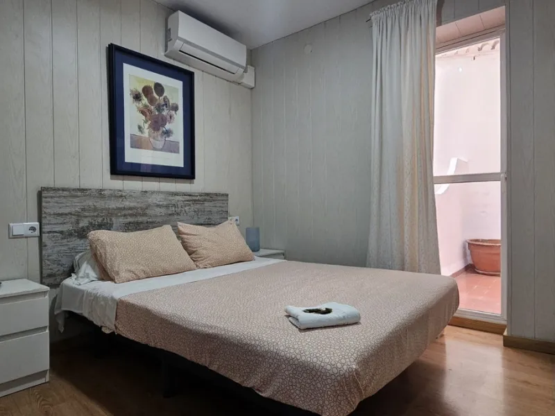 Boutique hotel located in the heart of Málaga, on a quiet street yet close to all services and amenities. It boasts 590 m² of built area and 13 rooms distributed over four floors, including a penthouse with a turret.
