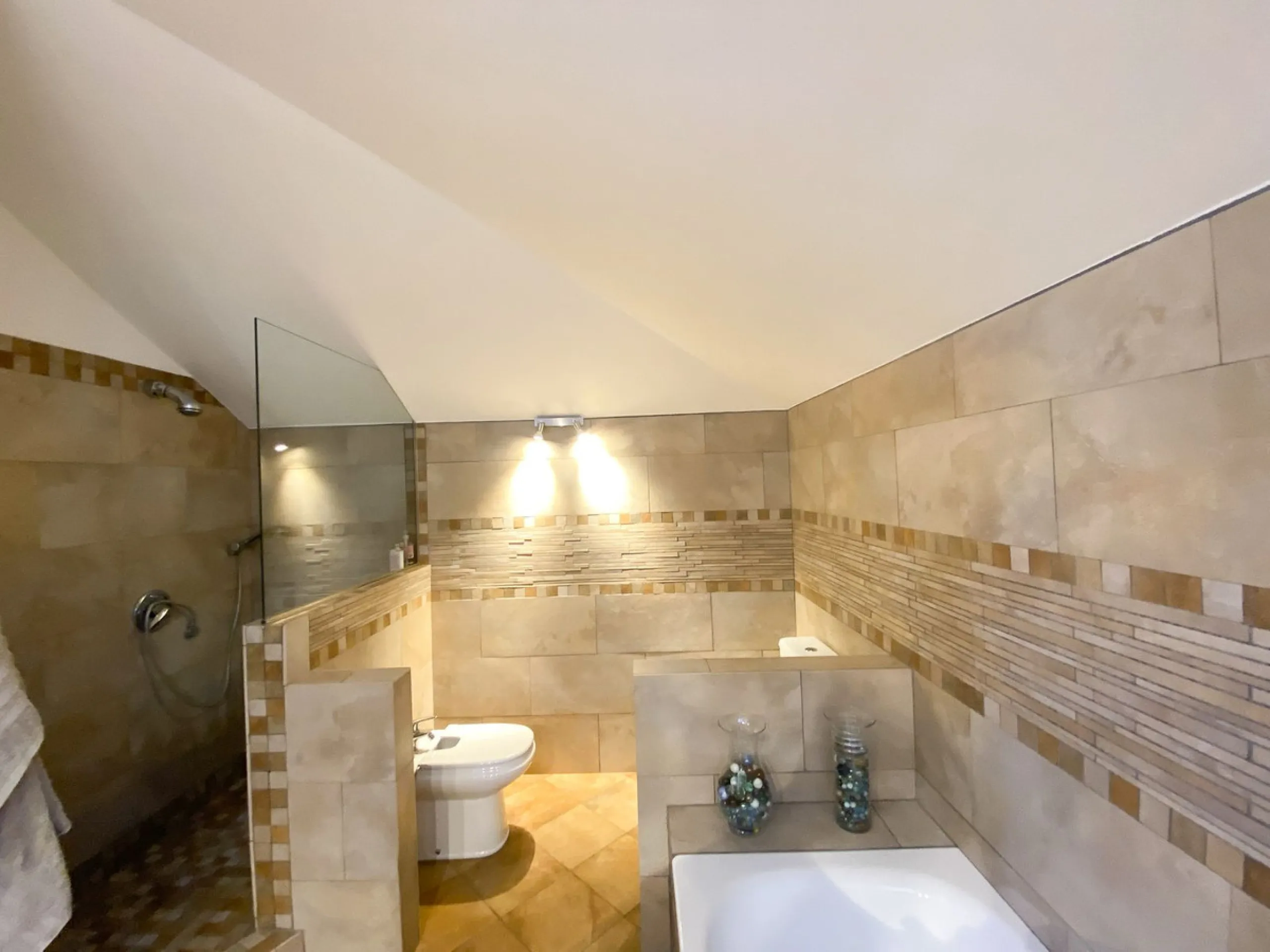 This villa in Guadalmina Alta combines the charm of Andalusian architecture with modern comforts in a quiet but very well connected location just 5 minutes from San Pedro with open views to the Sierra de Ronda and Sierra Bermeja