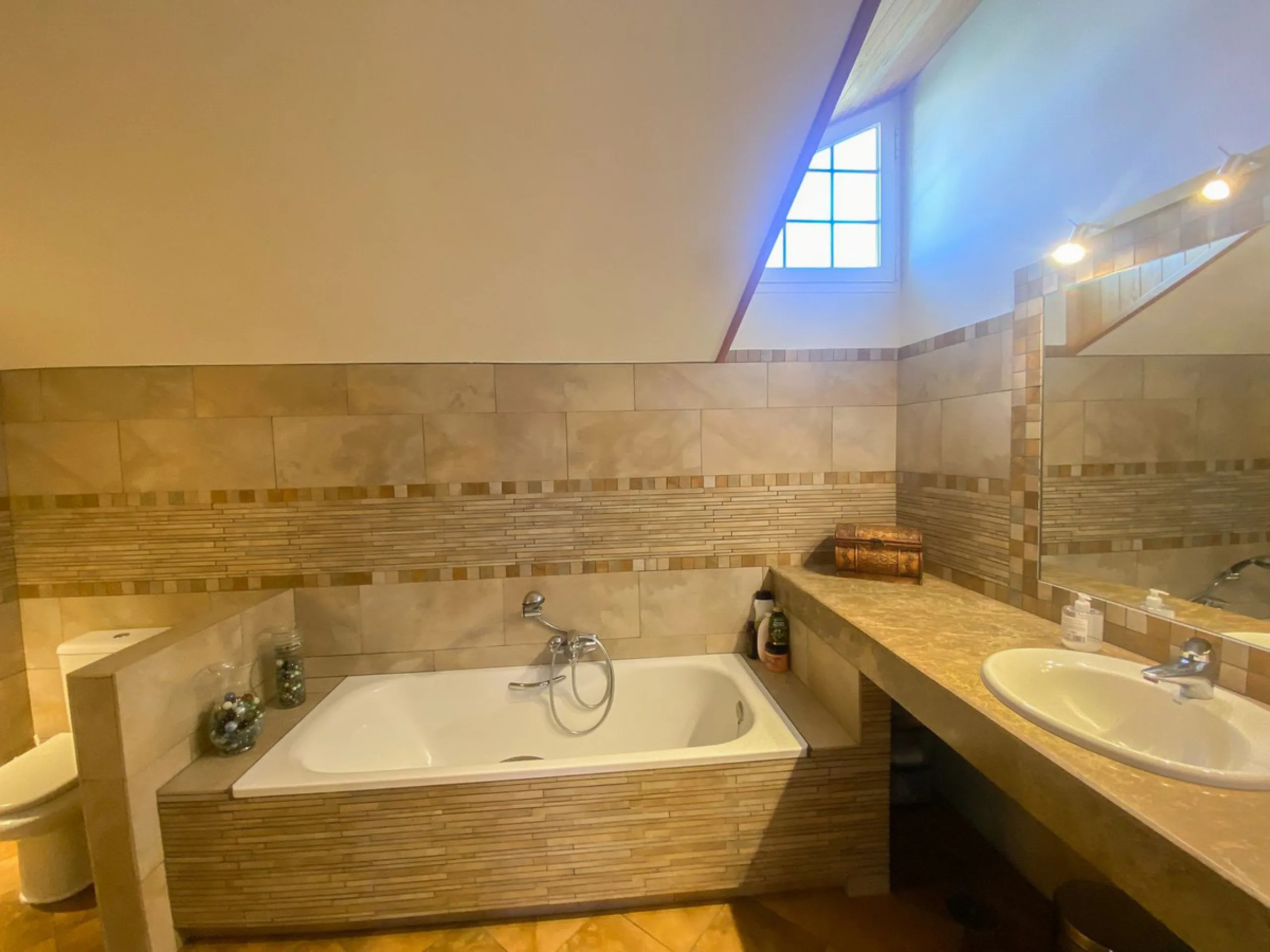 This villa in Guadalmina Alta combines the charm of Andalusian architecture with modern comforts in a quiet but very well connected location just 5 minutes from San Pedro with open views to the Sierra de Ronda and Sierra Bermeja