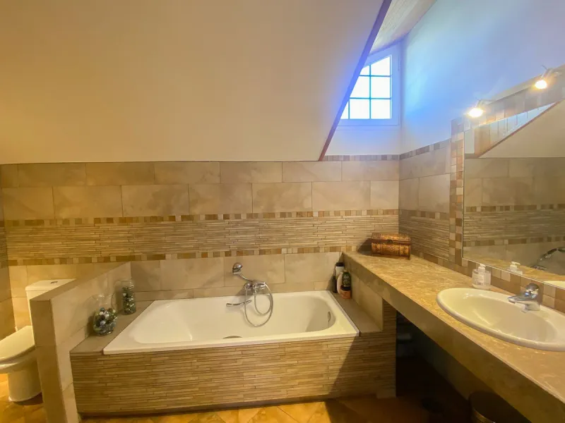 This villa in Guadalmina Alta combines the charm of Andalusian architecture with modern comforts in a quiet but very well connected location just 5 minutes from San Pedro with open views to the Sierra de Ronda and Sierra Bermeja