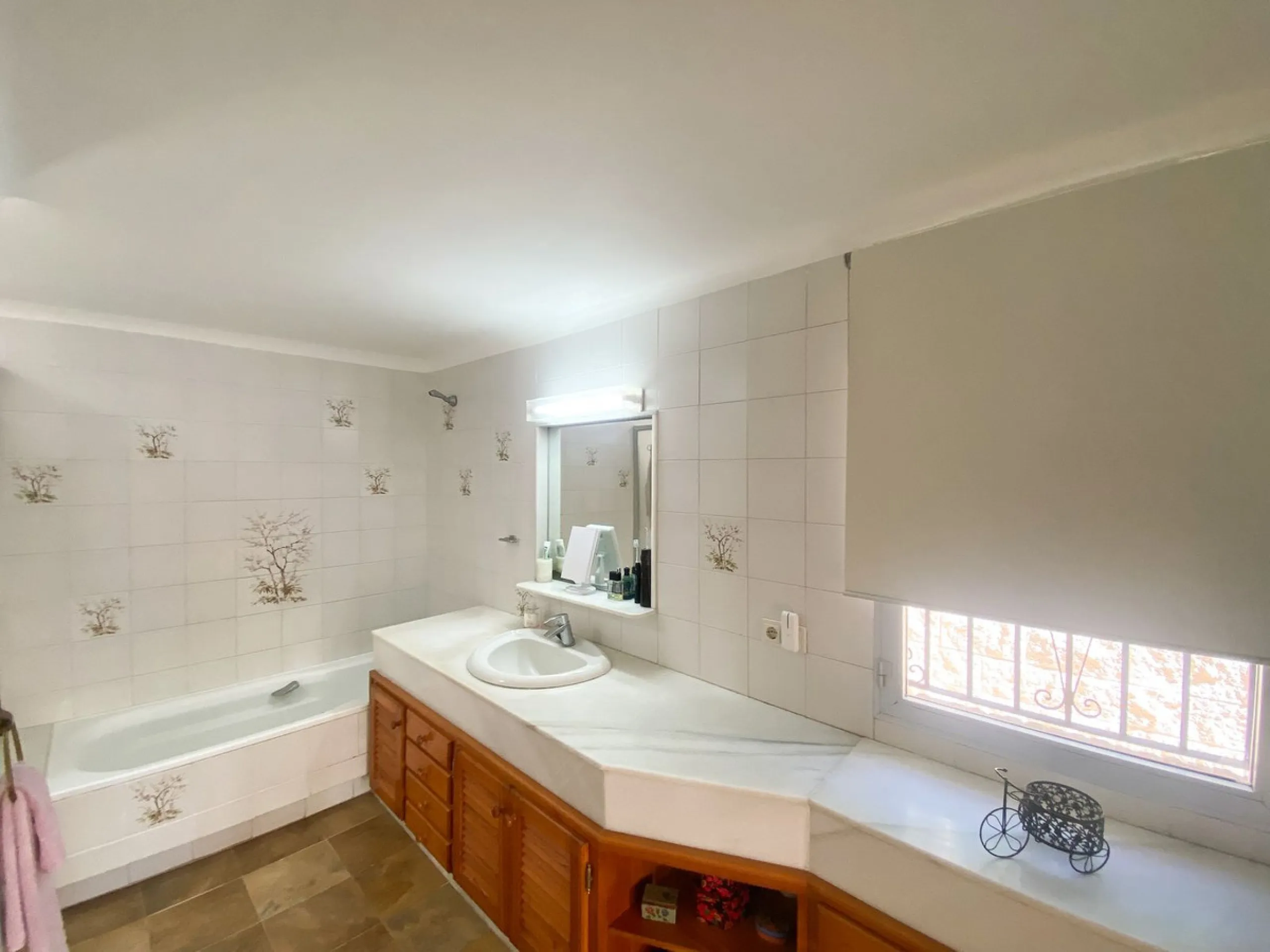 This villa in Guadalmina Alta combines the charm of Andalusian architecture with modern comforts in a quiet but very well connected location just 5 minutes from San Pedro with open views to the Sierra de Ronda and Sierra Bermeja