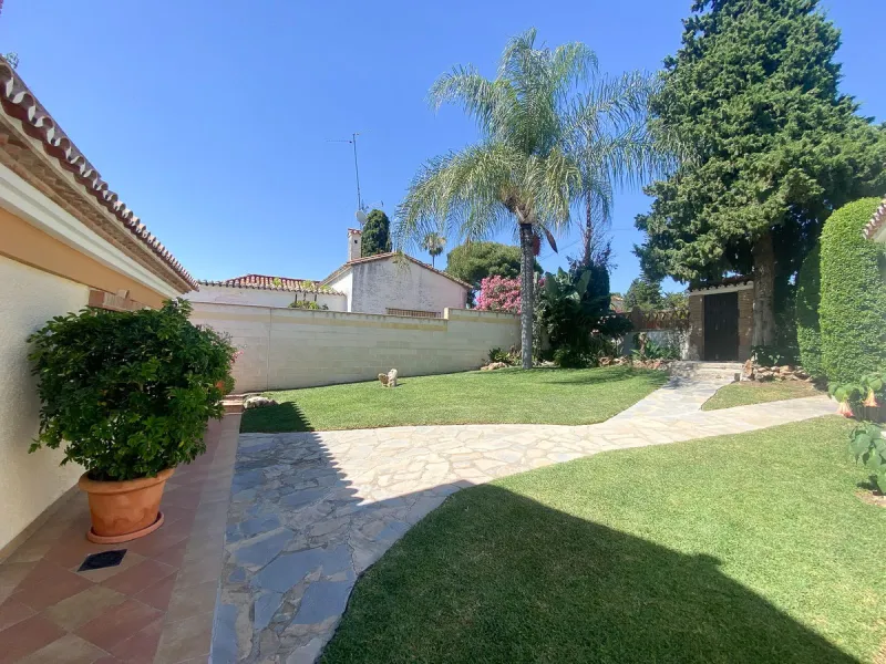 This villa in Guadalmina Alta combines the charm of Andalusian architecture with modern comforts in a quiet but very well connected location just 5 minutes from San Pedro with open views to the Sierra de Ronda and Sierra Bermeja