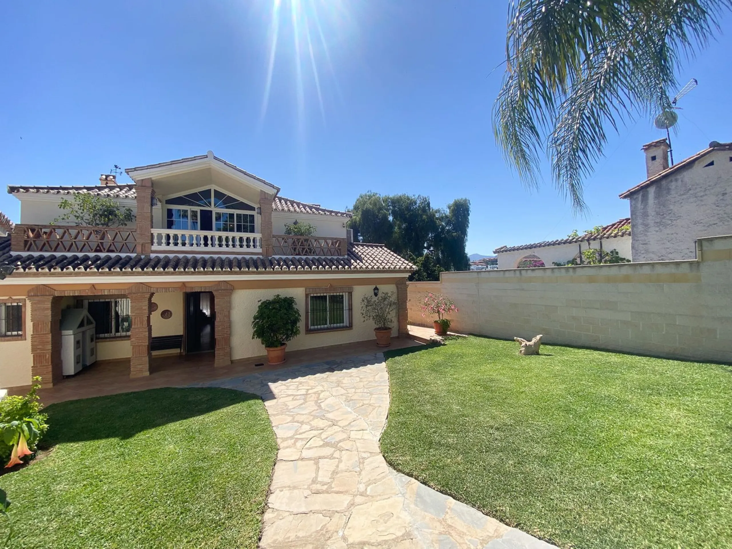This villa in Guadalmina Alta combines the charm of Andalusian architecture with modern comforts in a quiet but very well connected location just 5 minutes from San Pedro with open views to the Sierra de Ronda and Sierra Bermeja