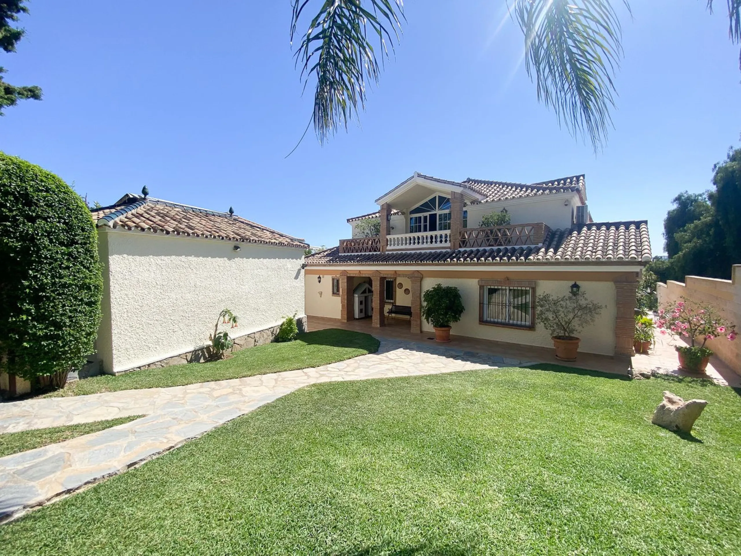 This villa in Guadalmina Alta combines the charm of Andalusian architecture with modern comforts in a quiet but very well connected location just 5 minutes from San Pedro with open views to the Sierra de Ronda and Sierra Bermeja