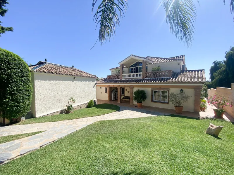This villa in Guadalmina Alta combines the charm of Andalusian architecture with modern comforts in a quiet but very well connected location just 5 minutes from San Pedro with open views to the Sierra de Ronda and Sierra Bermeja