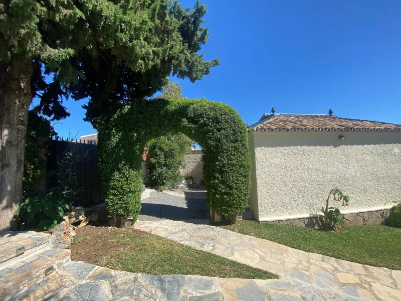 This villa in Guadalmina Alta combines the charm of Andalusian architecture with modern comforts in a quiet but very well connected location just 5 minutes from San Pedro with open views to the Sierra de Ronda and Sierra Bermeja