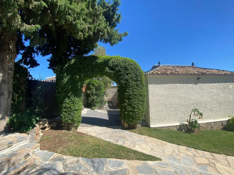 This villa in Guadalmina Alta combines the charm of Andalusian architecture with modern comforts in a quiet but very well connected location just 5 minutes from San Pedro with open views to the Sierra de Ronda and Sierra Bermeja