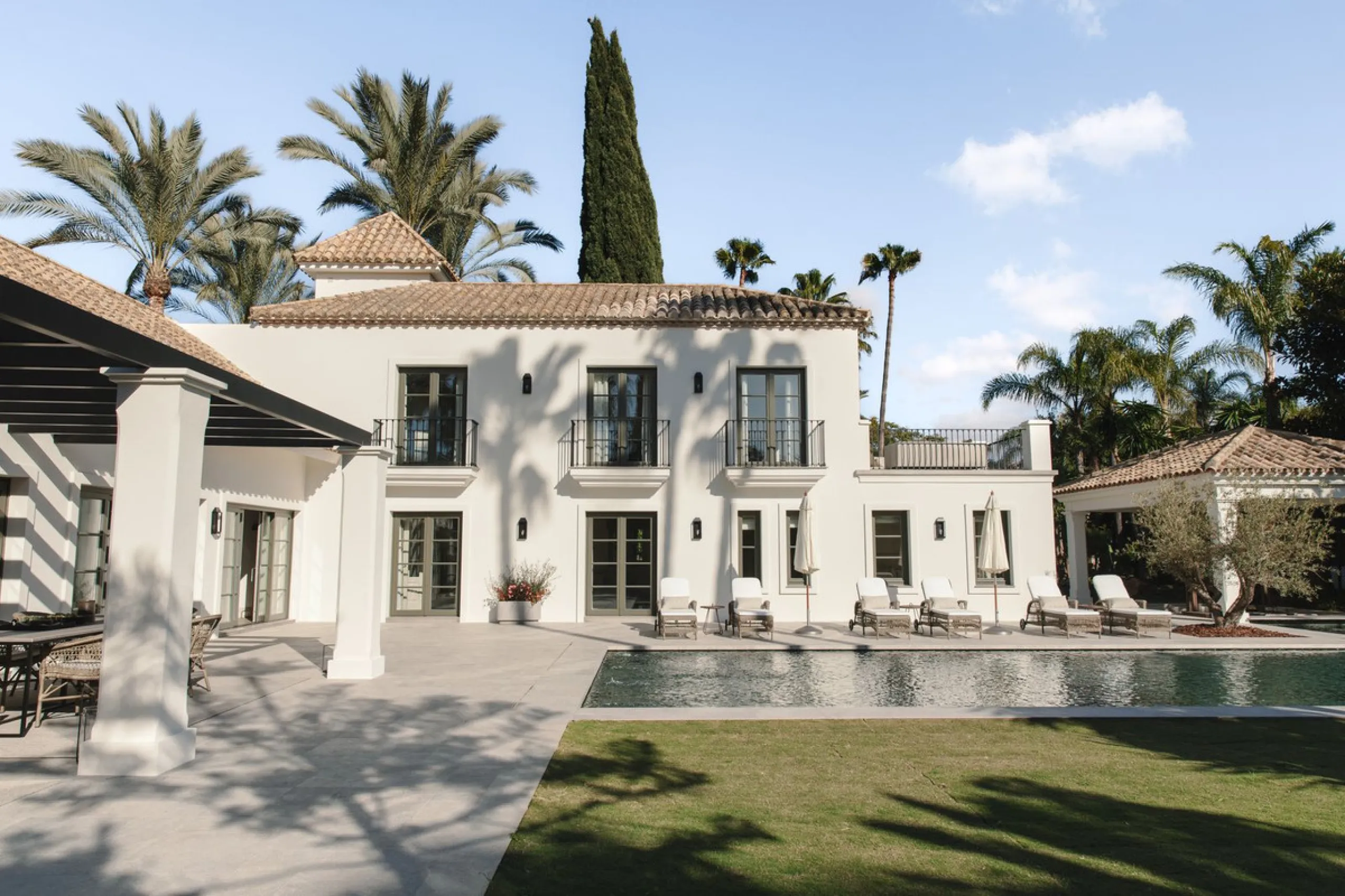 This outstanding property is a refined and soulful villa, thoughtfully crafted by renowned designers Puroform. Nestled in a prime location in Nueva Andalucía, this exquisite home perfectly blends sophisticated living with leisure and entertainment, offeri
